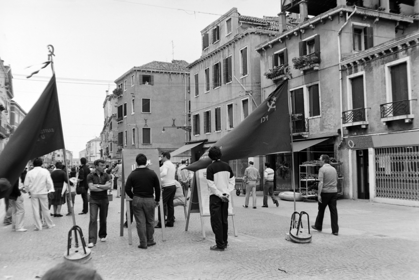 Italy, Venice, Via Giuseppe Garibaldi, az Olasz Kommunista Párt utcai standja, ahol a párt aktivistái az elhunyt főtitkárra, Enrico Berluingerre emlékeztek., 1984, Gábor Viktor, Fortepan #194531