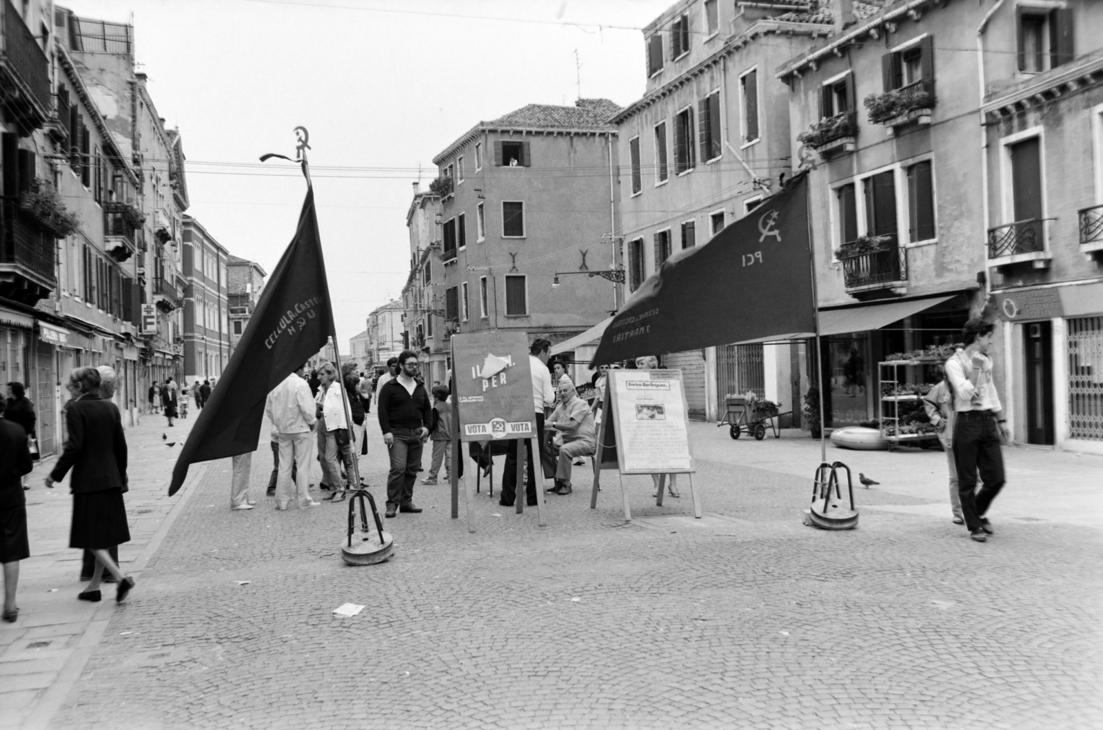 Italy, Venice, Via Giuseppe Garibaldi, az Olasz Kommunista Párt utcai standja, ahol a párt aktivistái az elhunyt főtitkárra, Enrico Berluingerre emlékeztek., 1984, Gábor Viktor, Fortepan #194532