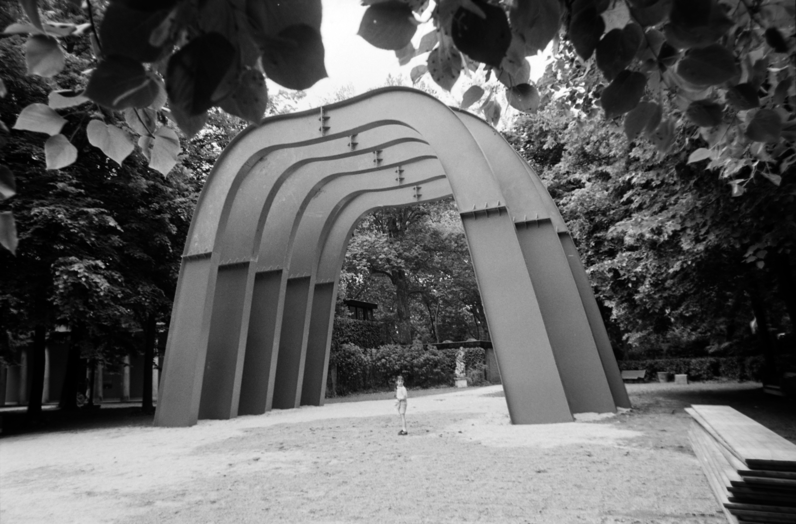 Italy, Venice, Giardini della Biennale, a 41. Velencei Biennálé (La Biennale di Venezia), Nemzetközi Művészeti Kiállítás. Alberto Burif alkotása fősétányon elhelyezett Szobor-színház (Teatro scultura 1975/1984.)., 1984, Gábor Viktor, contraption, modern art, Fortepan #194533