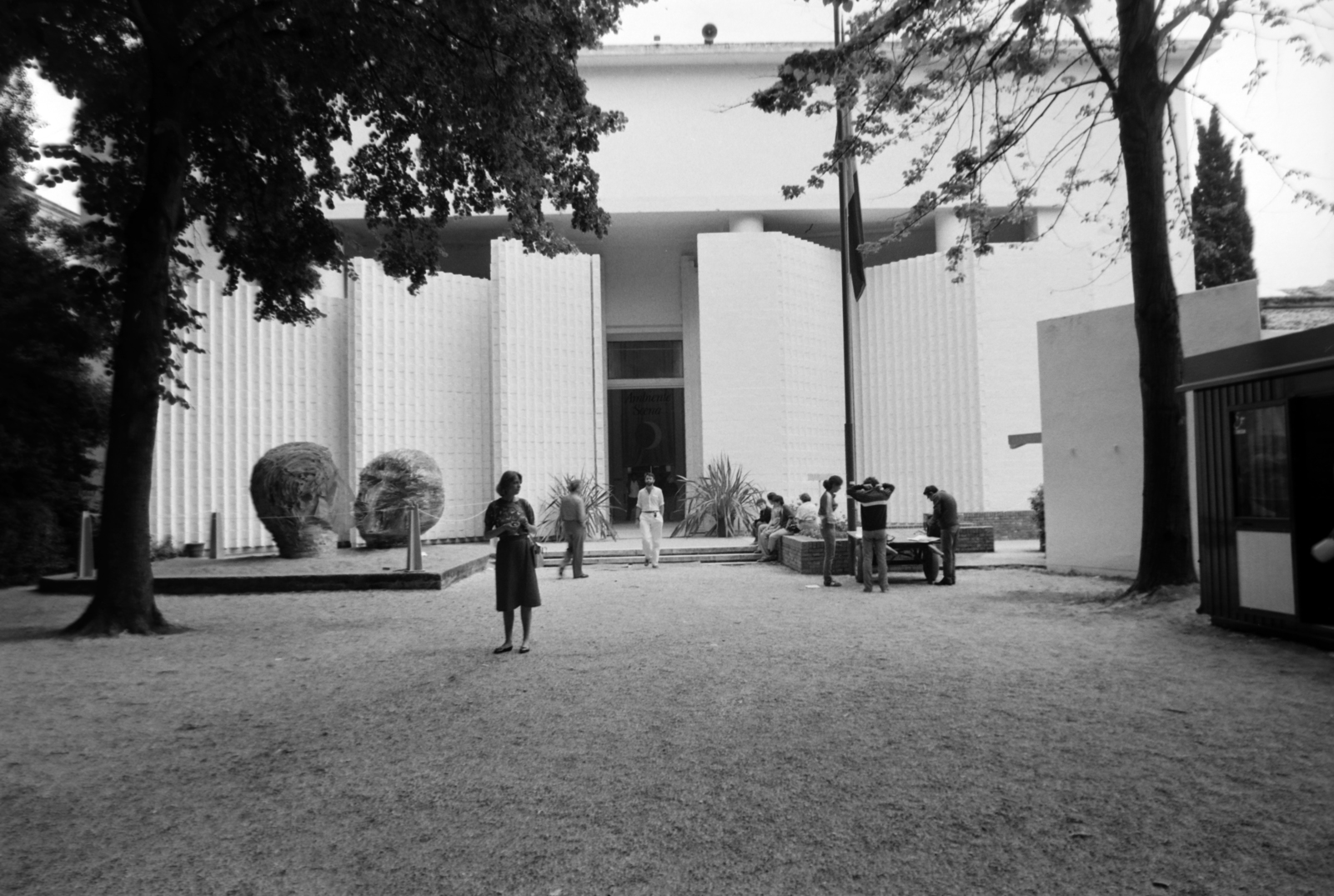 Italy, Venice, Giardini della Biennale, a 41. Velencei Biennálé (La Biennale di Venezia), Nemzetközi Művészeti Kiállítás. A fő épület az Olasz pavilon előtt, Mario Ceroli olasz szobrászművész Vanità (1983-84) című alkotása., 1984, Gábor Viktor, Fortepan #194534