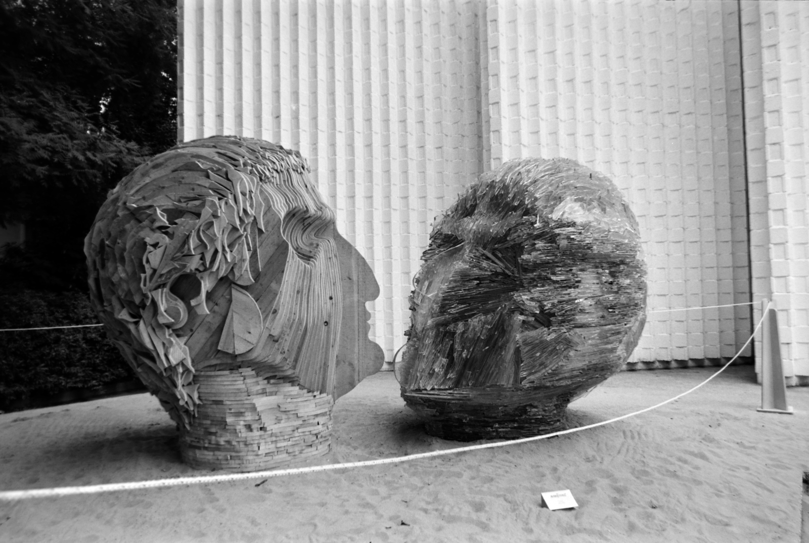 Italy, Venice, Giardini della Biennale, a 41. Velencei Biennálé (La Biennale di Venezia), Nemzetközi Művészeti Kiállítás. A fő épület az Olasz pavilon előtt, Mario Ceroli olasz szobrászművész Vanità (1983-84) című alkotása., 1984, Gábor Viktor, Fortepan #194535
