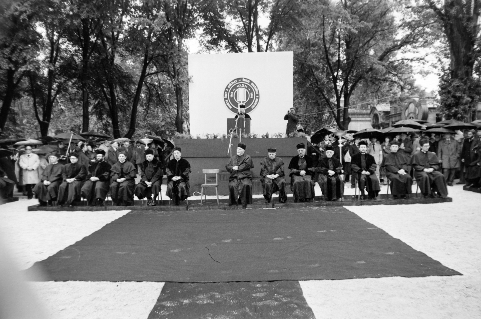 Hungary, Budapest X., Kozma utcai izraelita temető, gyászistentisztelet a magyar zsidóság deportálásának 40. évfordulóján, 1984. május 13-án. Az emelvényen Dr. Scheiber Sándor az Országos Rabbiképző Intézet igazgatója., 1984, Gábor Viktor, Budapest, Fortepan #194541