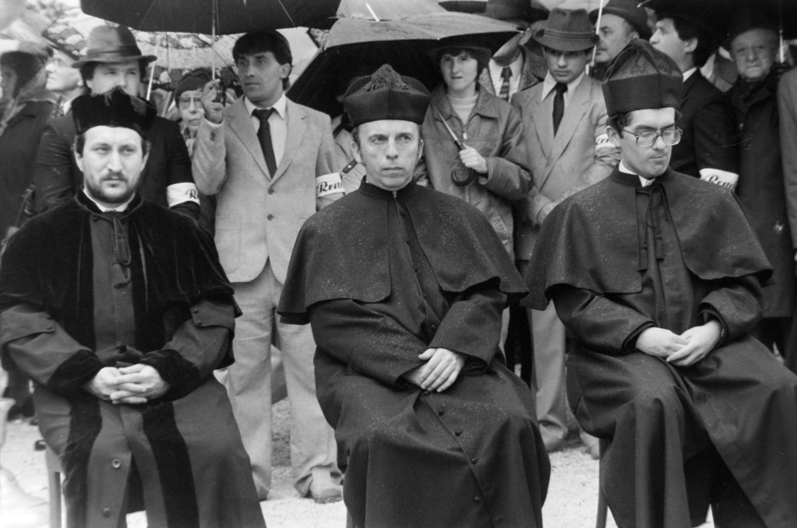 Hungary, Budapest X., Kozma utcai izraelita temető, gyászistentisztelet a magyar zsidóság deportálásának 40. évfordulóján, 1984. május 13-án. Középen Kardos Péter főrabbi, jobbra Tóth Emil főkántor., 1984, Gábor Viktor, Budapest, Fortepan #194542