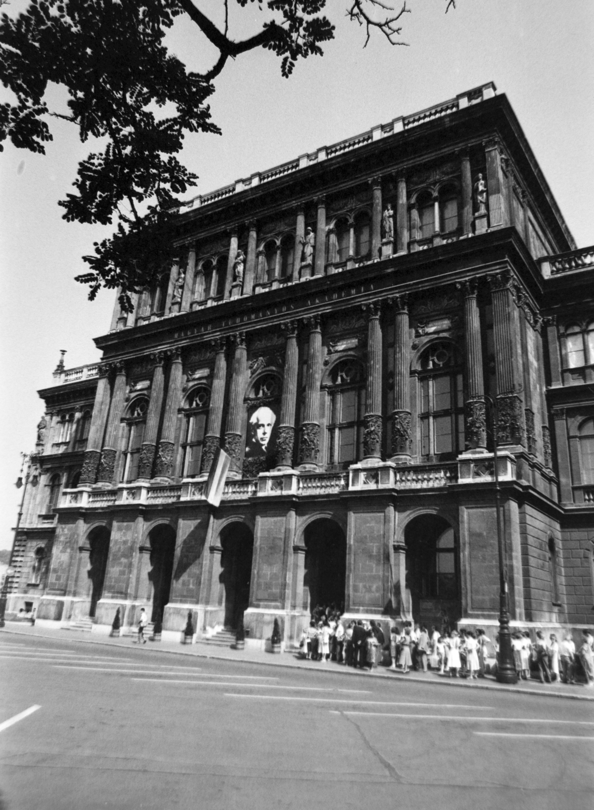 Hungary, Budapest V., Széchenyi István (Roosevelt) tér, sorban álló részvétlátogatók a Magyar Tudományos Akadémia épülete előtt, ahol felravatalozták Bartók Béla földi maradványait az USA-ból való hazahozatala után és a Farkasréti temetőben történt újratemetése előtt., 1988, Gábor Viktor, Budapest, Hungarian Academy of Sciences, Fortepan #194555