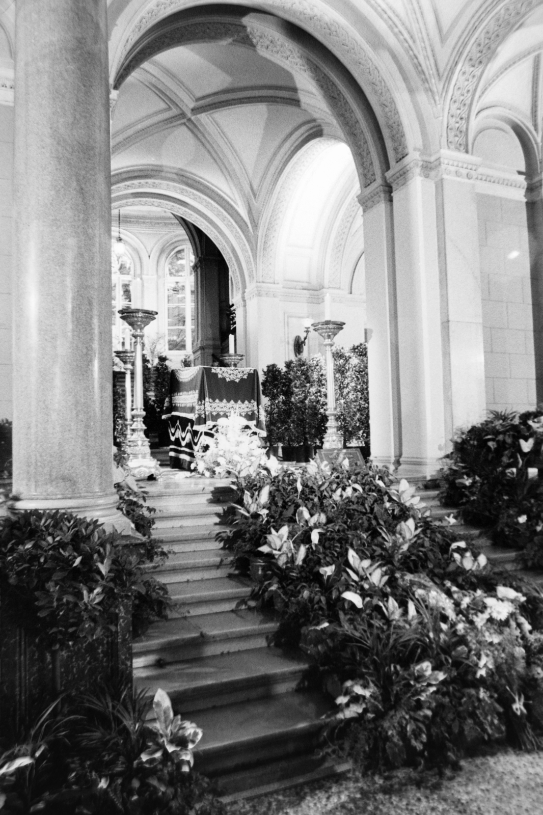 Hungary, Budapest V., Széchenyi István (Roosevelt) tér, a Magyar Tudományos Akadémia épületének előcsarnoka, ahol felravatalozták Bartók Béla földi maradványait az USA-ból való hazahozatala után és a Farkasréti temetőben történt újratemetése előtt., 1988, Gábor Viktor, Budapest, Hungarian Academy of Sciences, Fortepan #194556