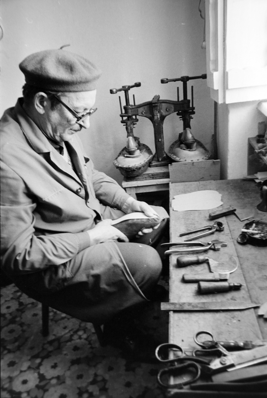 1984, Gábor Viktor, workplace, tradie, shoemaker, slippers, tool, Fortepan #194558