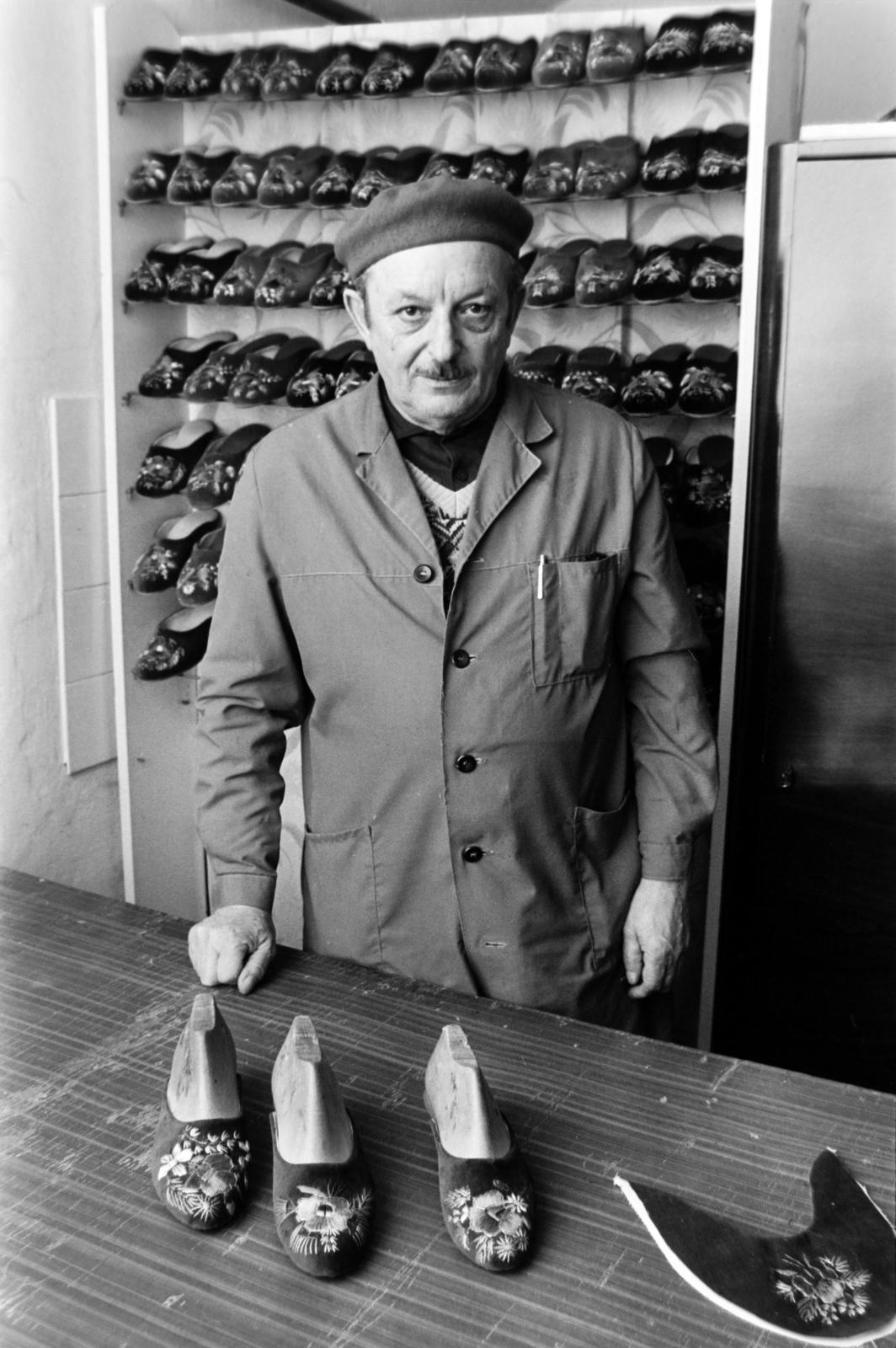 1984, Gábor Viktor, tradie, shoemaker, slippers, Fortepan #194565