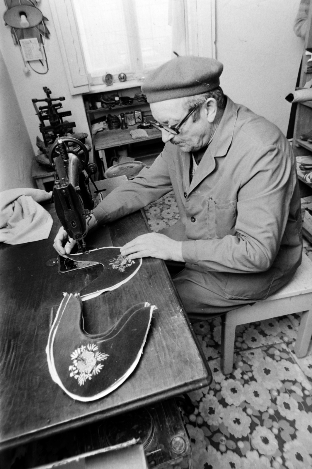 1984, Gábor Viktor, Singer-brand, tradie, shoemaker, slippers, sewing machine, extinct crafts, Fortepan #194566