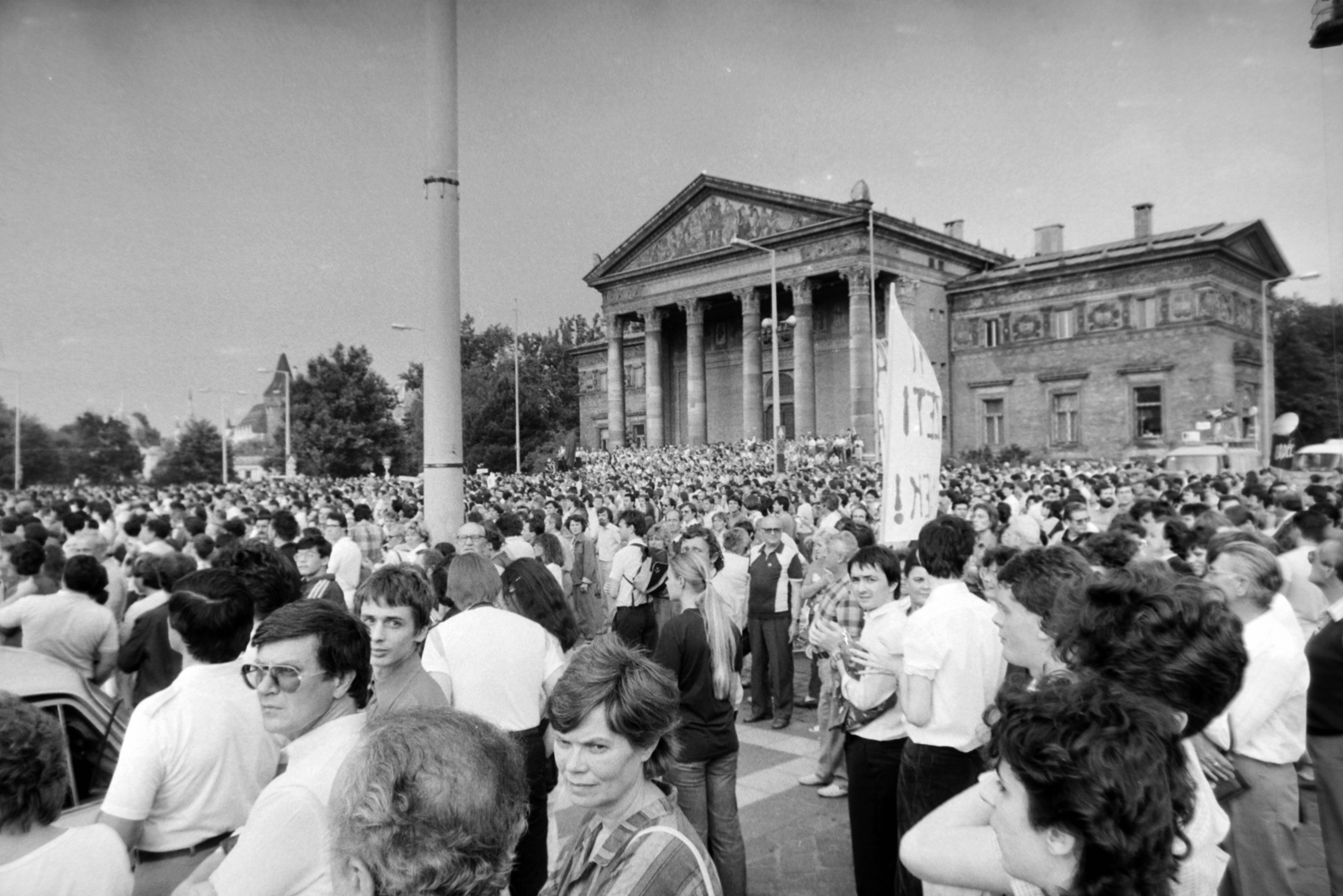 Hungary, Budapest XIV., Hősök tere, háttérben a Műcsarnok. Az erdélyi falurombolás elleni tüntetés 1988. június 27-én., 1988, Gábor Viktor, strike, Budapest, regime change, Fortepan #194587