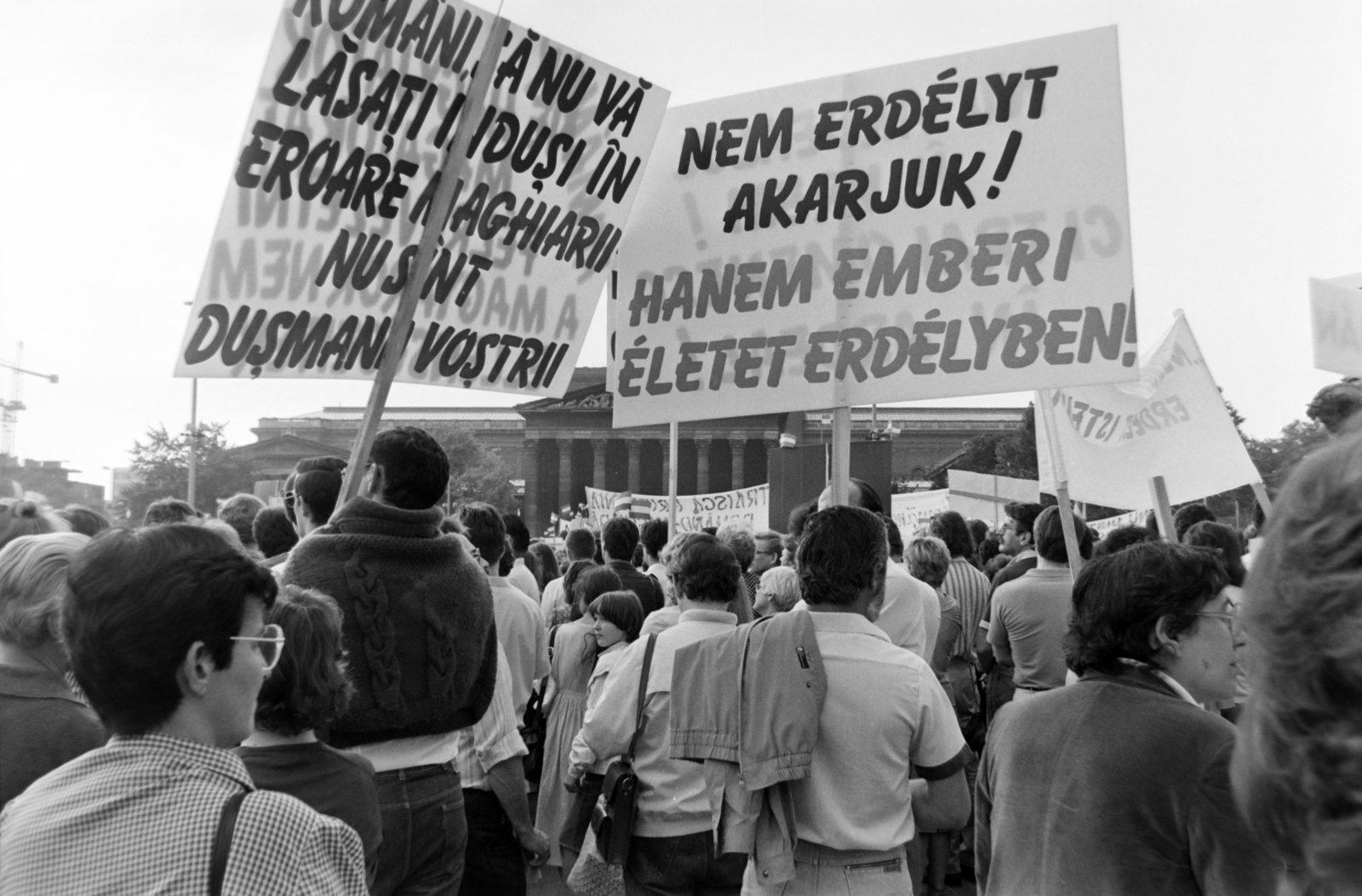 Magyarország, Budapest XIV., Hősök tere, az erdélyi falurombolás elleni tüntetés 1988. június 27-én., 1988, Gábor Viktor, tüntetés, Budapest, rendszerváltás, Fortepan #194590