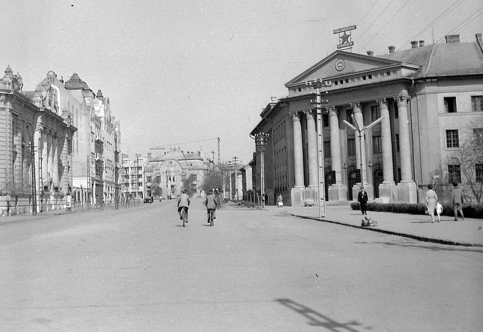 Hungary, Nyíregyháza, Széchenyi utca, bal oldalon a Nyírvíz-palota, jobbra a Jósa András Múzeum (ekkor MSZMP székház)., 1962, Gyöngyi, bicycle, street view, crest, Red Star, neon lights, Fortepan #1946