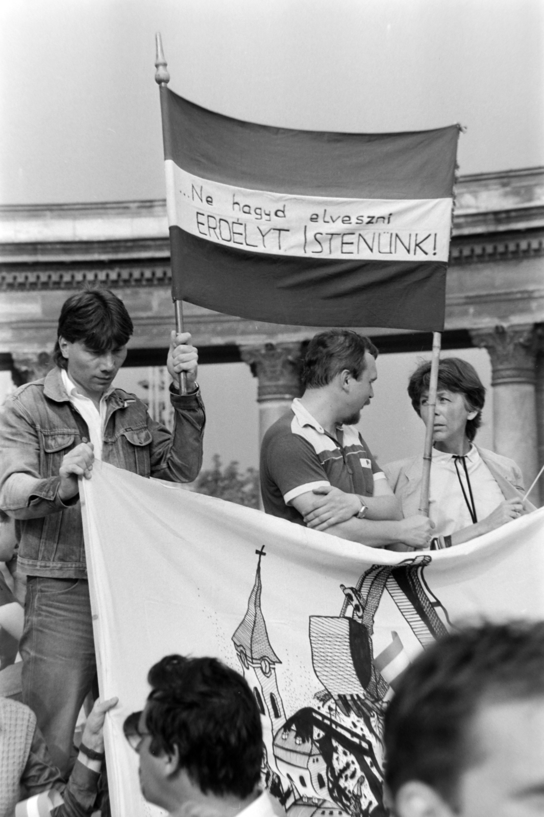 Magyarország, Budapest XIV., Hősök tere, az erdélyi falurombolás elleni tüntetés 1988. június 27-én., 1988, Gábor Viktor, tüntetés, Budapest, rendszerváltás, Fortepan #194604