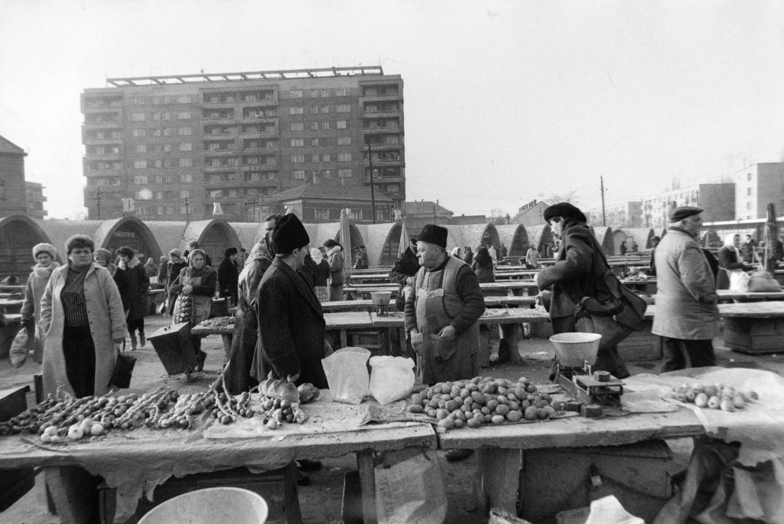 Románia,Erdély, Nagyvárad, Piața Cetății, piac., 1990, Gábor Viktor, piac, mérleg, gyümölcs, krumpli, sorház, árus, kenyér, zöldség, fokhagyma, Fortepan #194617