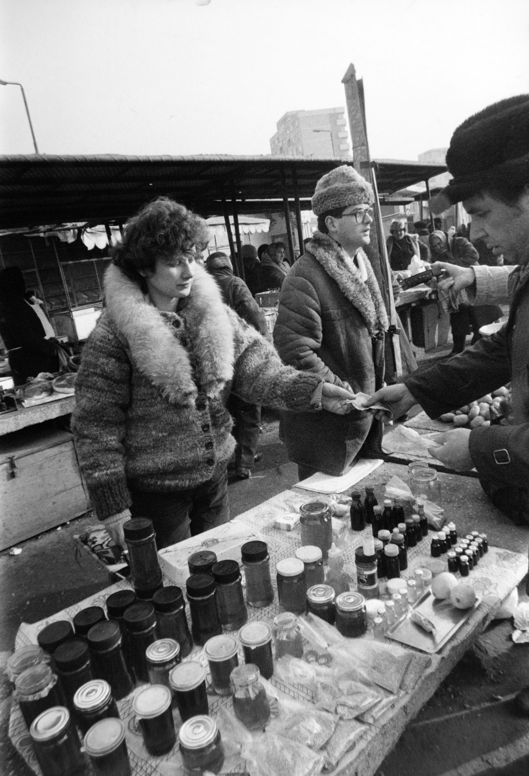 Romania,Transylvania, Oradea, Piața Cetății, piac., 1990, Gábor Viktor, seller, honey, glasses, market, Fortepan #194618