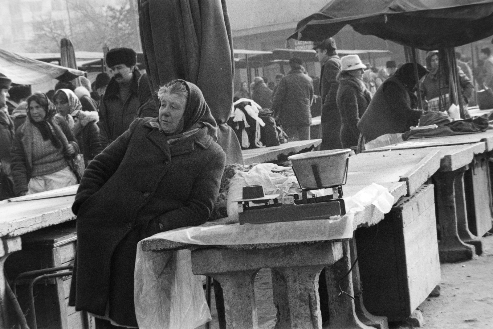 Romania,Transylvania, Oradea, Piața Cetății, piac., 1990, Gábor Viktor, market, scale, costermonger, seller, leaning, Fortepan #194619