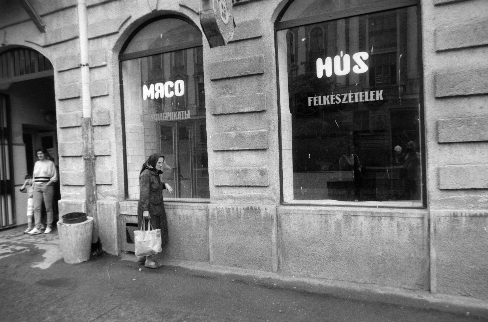 Ukraine,Zakarpattia Oblast, Berehove, Kossuth tér., 1990, Gábor Viktor, Cyrillic alphabet, butcher shop, Show window, Fortepan #194627