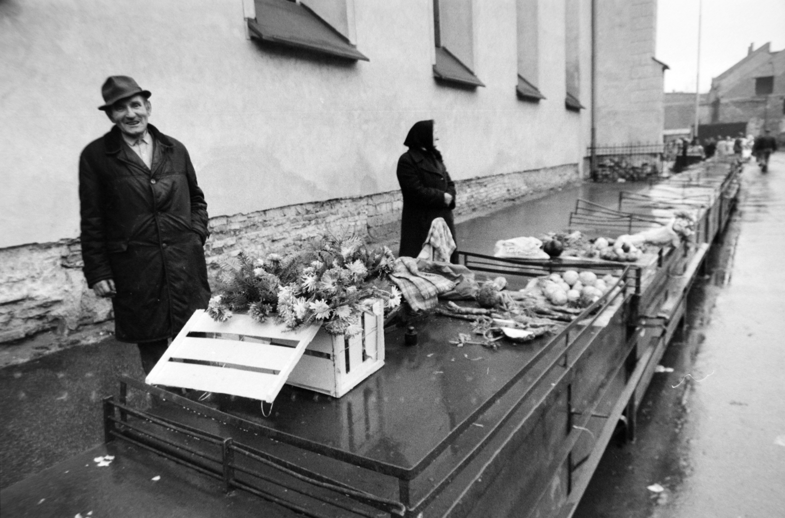 Slovakia, Košice, Domonkos tér, balra a Domonkos templom, jobbra a háttérben a Mészáros utca (Mäsiarska ulica), ekkor Szverdlov utca (Sverdlovova ulica)., 1990, Gábor Viktor, market, seller, Fortepan #194632