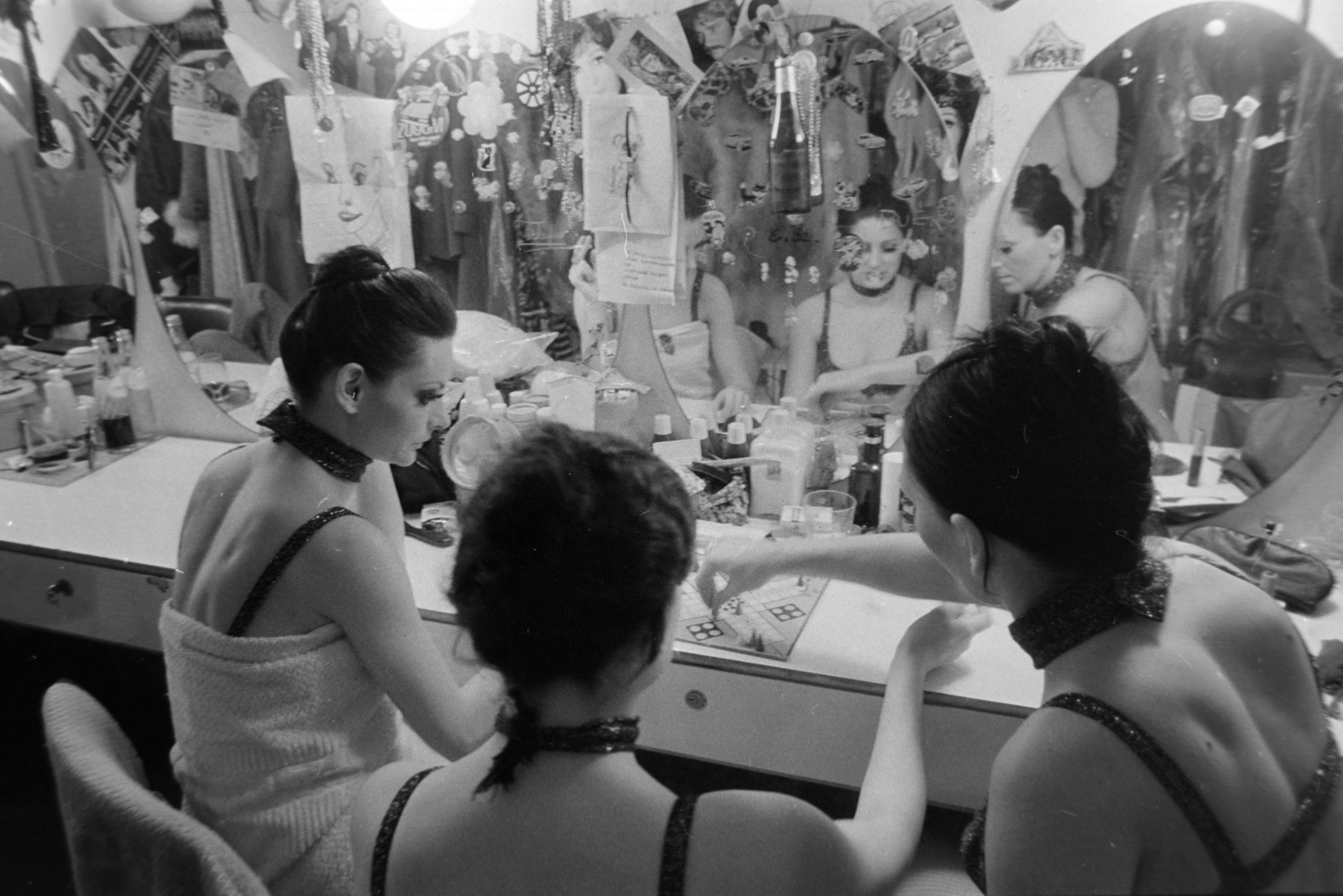 1984, Gábor Viktor, mirror, board game, bra, tiring-room, revue, Fortepan #194646