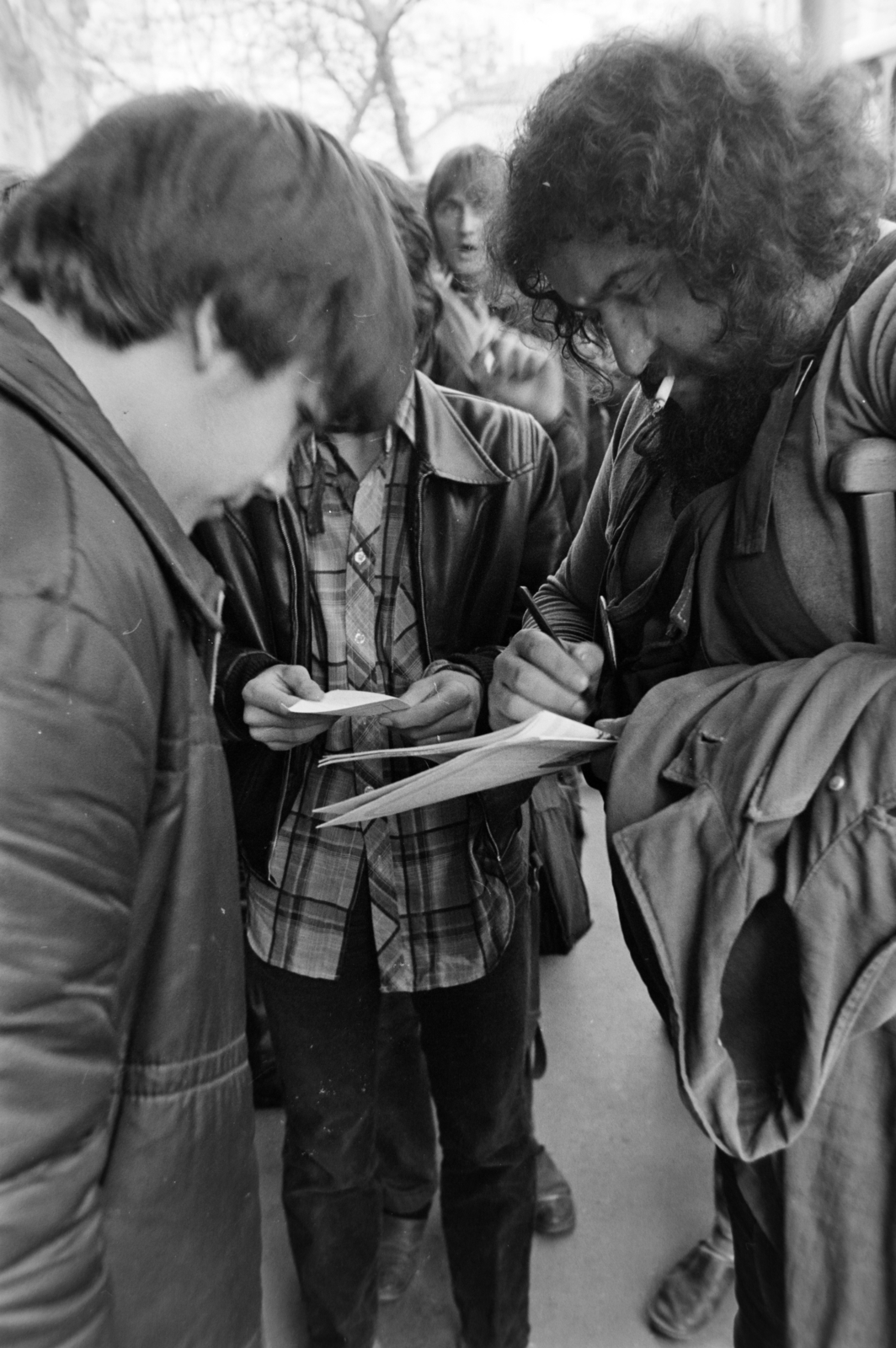 Hungary, Szolnok, Tiszaliget, Sportcsarnok, a felvétel a Hobo Blues Band és a P. Mobil együttes közös koncertjén készült 1981. április 6-án. Hobo Blues Band, Deák 'Bill' Gyula autogramot oszt. A koncertet az Országos Ifjúsági Filmnapokon bemutatott Kopaszkutya című film kapcsán tartották., 1981, Gábor Viktor, Fortepan #194647