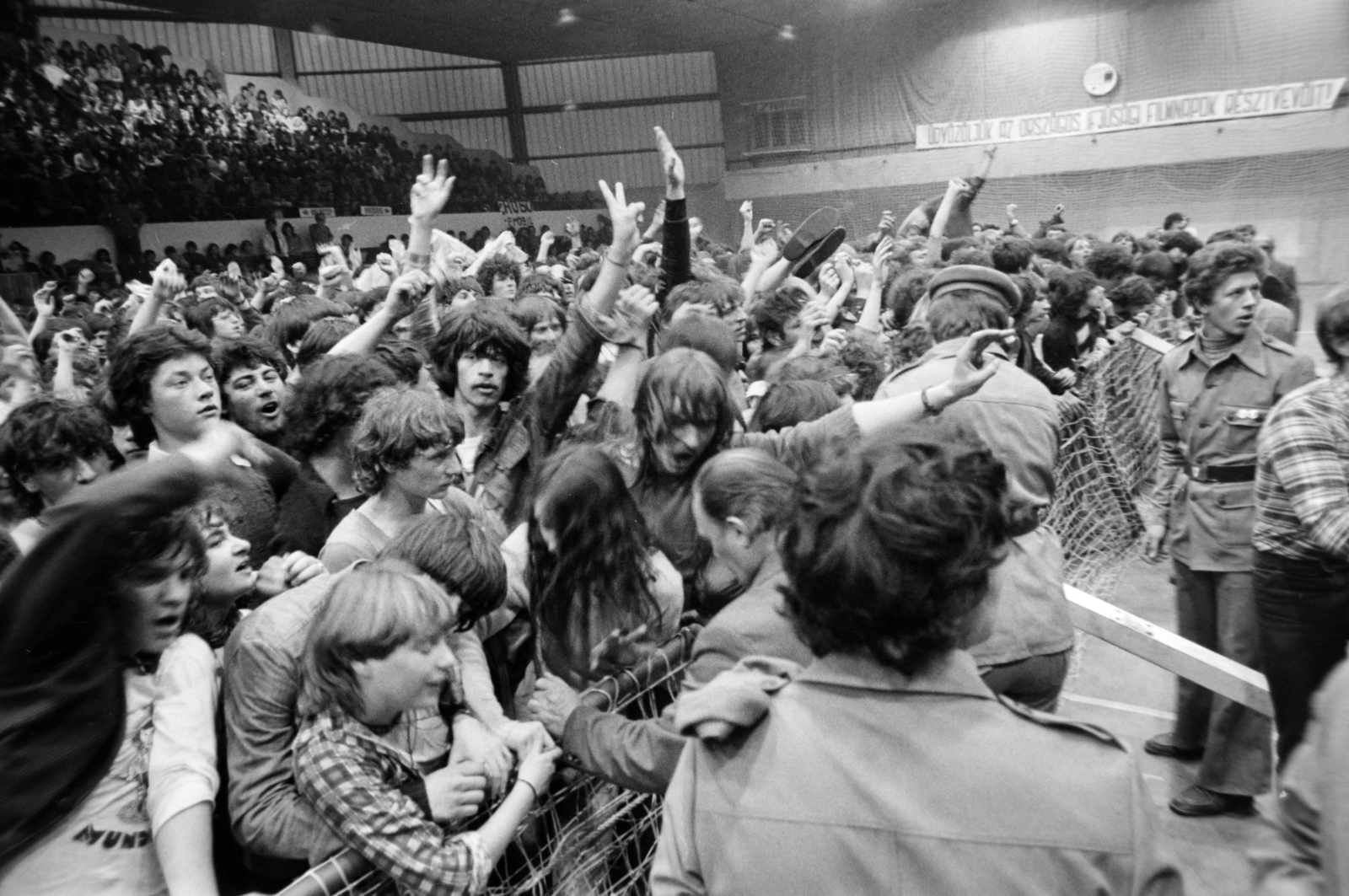 Hungary, Szolnok, Tiszaliget, Sportcsarnok, a felvétel a Hobo Blues Band és a P. Mobil együttes közös koncertjén készült 1981. április 6-án. A koncertet az Országos Ifjúsági Filmnapokon bemutatott Kopaszkutya című film kapcsán tartották., 1981, Gábor Viktor, Fortepan #194651