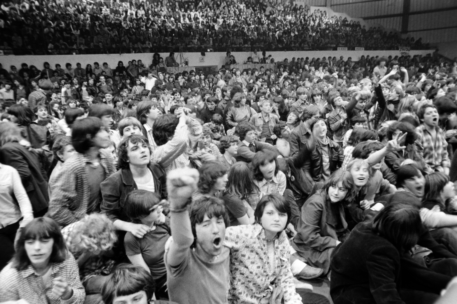 Hungary, Szolnok, Tiszaliget, Sportcsarnok, a felvétel a Hobo Blues Band és a P. Mobil együttes közös koncertjén készült 1981. április 6-án. A koncertet az Országos Ifjúsági Filmnapokon bemutatott Kopaszkutya című film kapcsán tartották., 1981, Gábor Viktor, Fortepan #194655