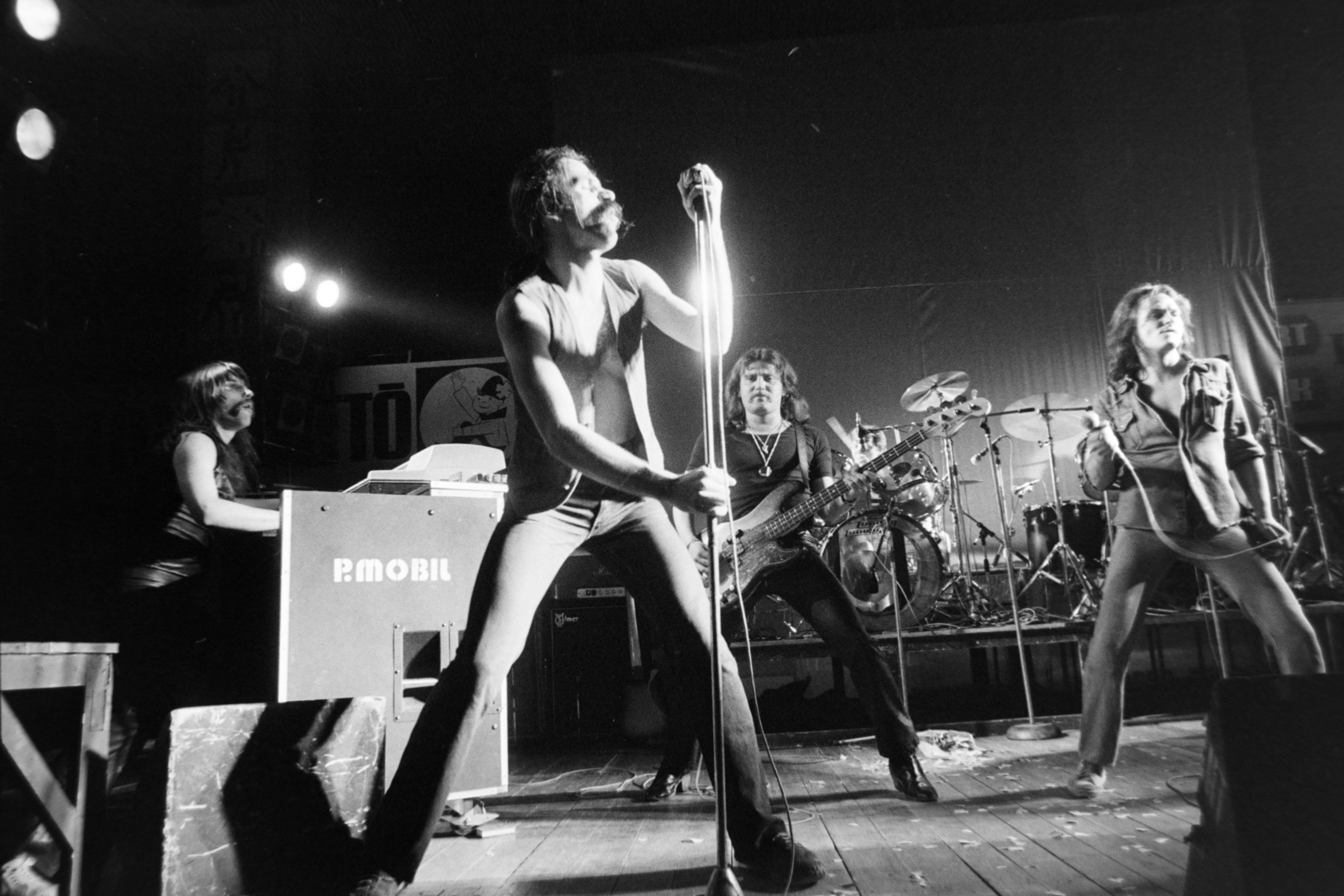 Hungary, Szolnok, Tiszaliget, Sportcsarnok, a felvétel a Hobo Blues Band és a P. Mobil együttes közös koncertjén készült 1981. április 6-án. P. Mobil együttes, előtérben mikrofonnal a kezében Schuster Lóránt. A koncertet az Országos Ifjúsági Filmnapokon bemutatott Kopaszkutya című film kapcsán tartották., 1981, Gábor Viktor, Fortepan #194658