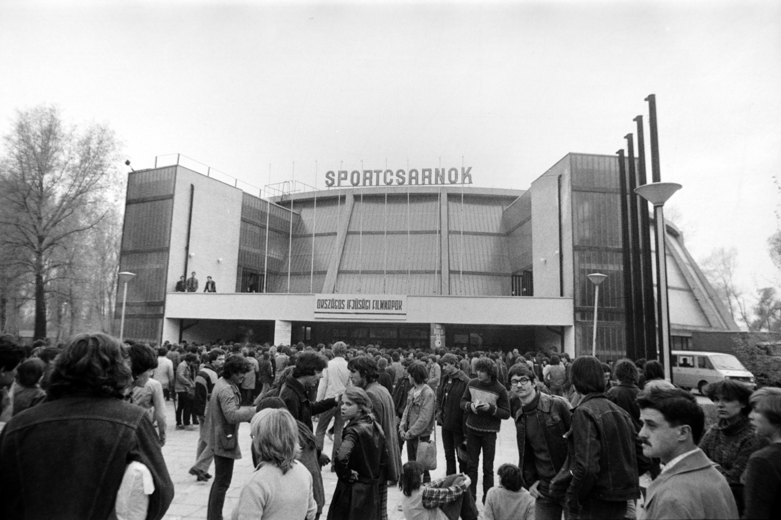 Hungary, Szolnok, Tiszaliget, Sportcsarnok, a felvétel a Hobo Blues Band és a P. Mobil együttes közös koncertjén készült 1981. április 6-án. A koncertet az Országos Ifjúsági Filmnapokon bemutatott Kopaszkutya című film kapcsán tartották., 1981, Gábor Viktor, Fortepan #194660