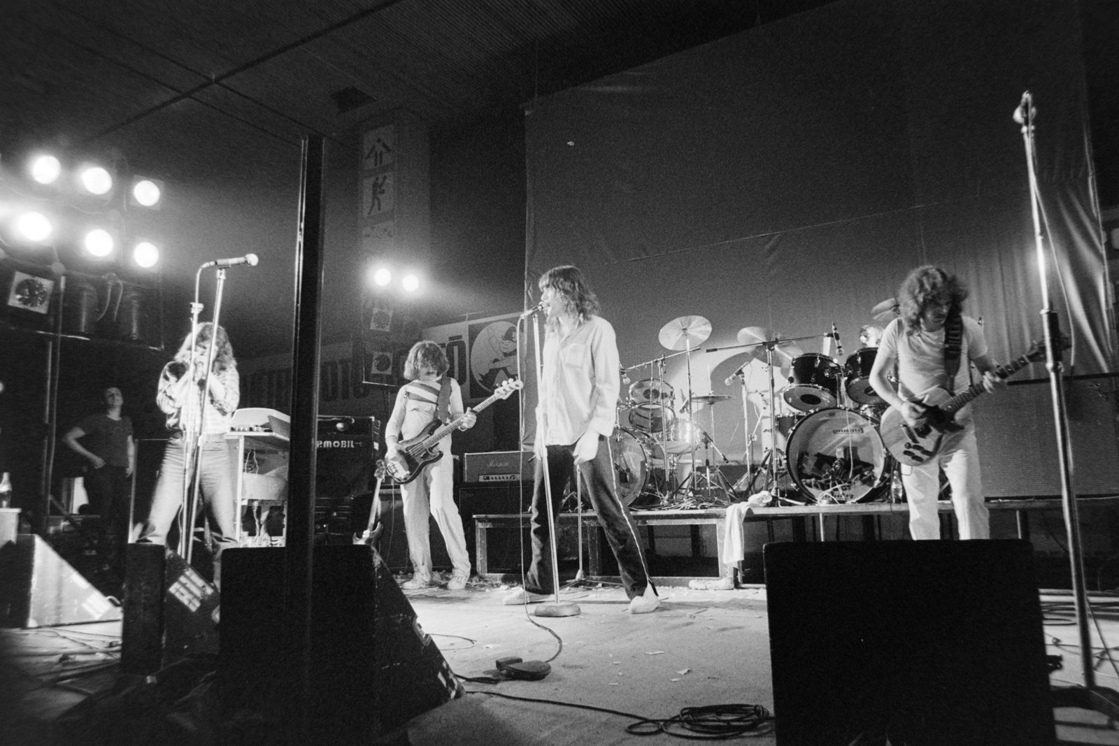 Hungary, Szolnok, Tiszaliget, Sportcsarnok, a felvétel a Hobo Blues Band és a P. Mobil együttes közös koncertjén készült 1981. április 6-án. Hobo Blues Band, középen Földes László 'Hobo'. A koncertet az Országos Ifjúsági Filmnapokon bemutatott Kopaszkutya című film kapcsán tartották., 1981, Gábor Viktor, Fortepan #194661