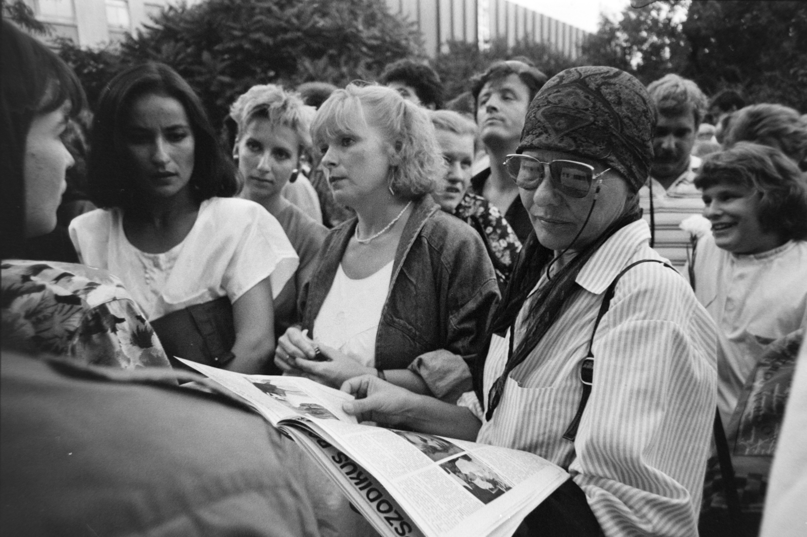 Hungary, Budapest VIII., Blaha Lujza tér, a Színészkarnevál előestéjén fáklyás felvonulásra gyülekezők. Előtérben Ráckevei Anna, Kubik Anna és Törőcsik Mari színművésznők., 1990, Gábor Viktor, Budapest, Fortepan #194666