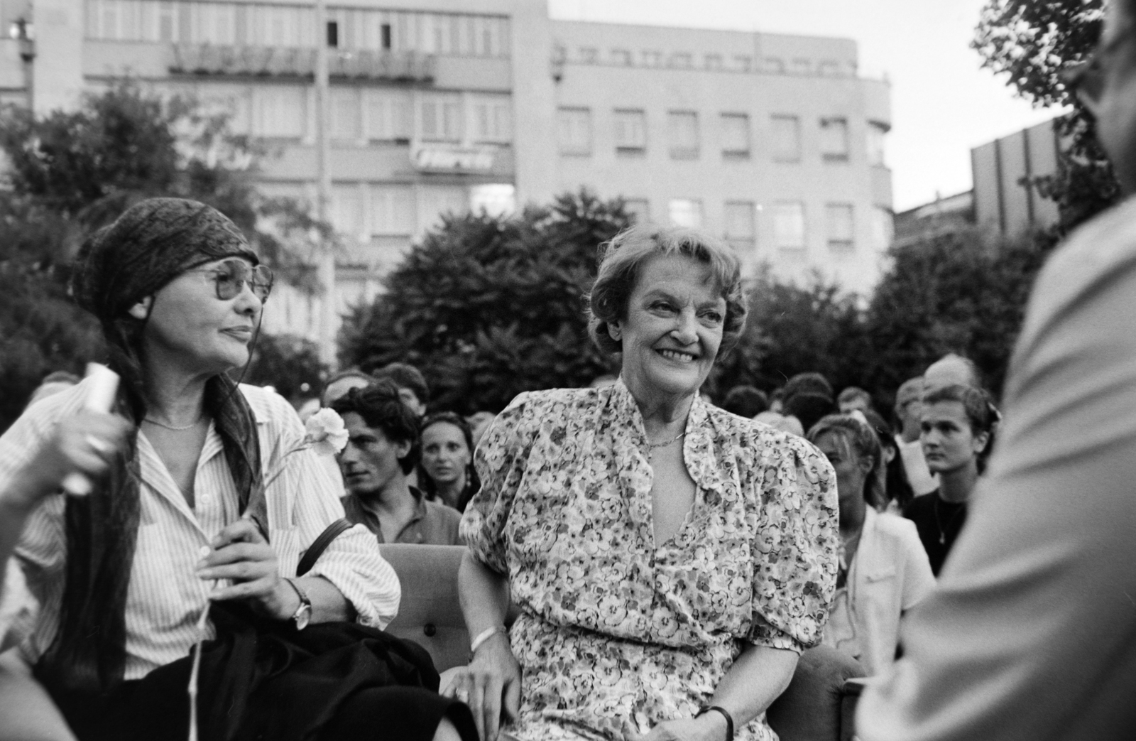 Hungary, Budapest VIII., Blaha Lujza tér, a Színészkarnevál előestéjén fáklyás felvonulásra gyülekezők. Előtérben Törőcsik Mari és Tolnay Klári színművésznők., 1990, Gábor Viktor, Budapest, Fortepan #194667