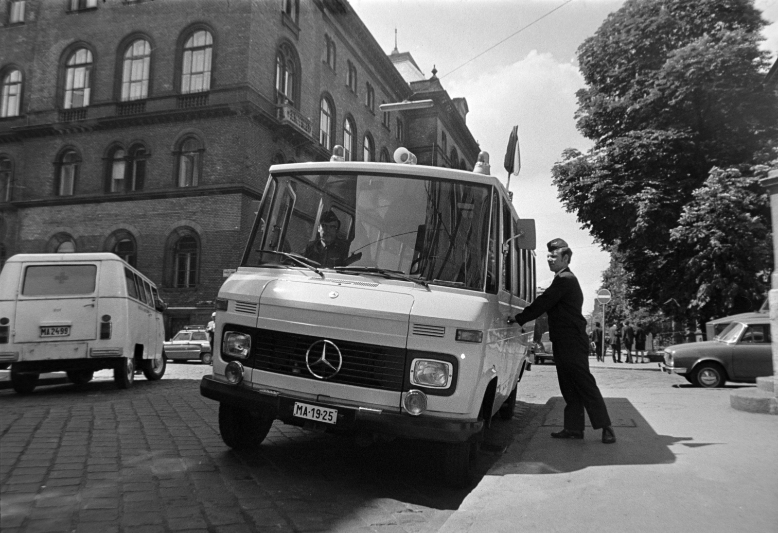 Hungary, Budapest V., Markó utca - Bihari János utca sarok. A felvétel az Országos Mentőszolgálat központjának épülete előtt készült., 1980, Gábor Viktor, colorful, Mercedes-brand, ambulance, number plate, Budapest, Fortepan #194680