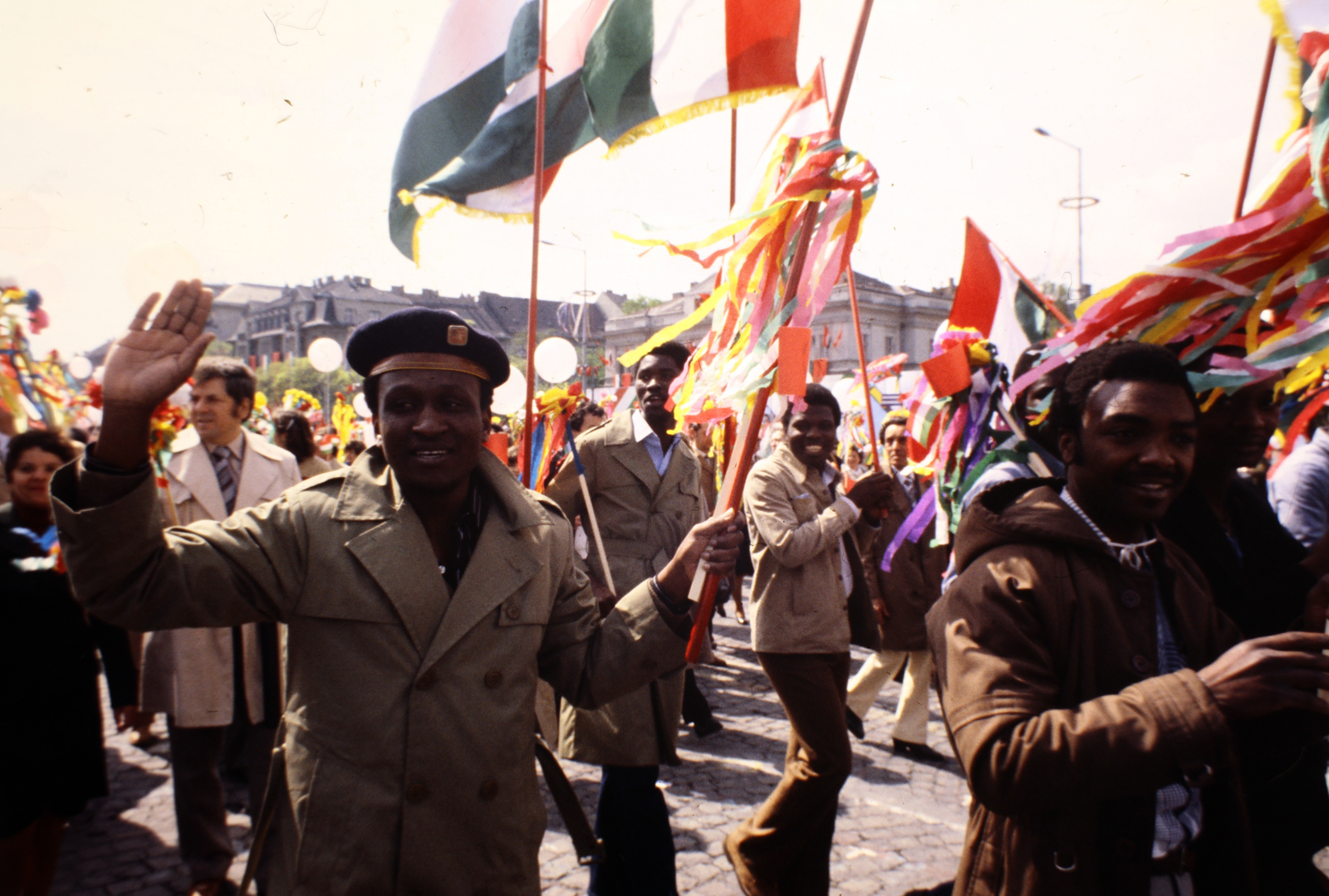 Hungary, Budapest XIV.,Budapest VII., Ötvenhatosok tere (Felvonulási tér), május 1-i ünnepség, a felvonulók mögött a Dózsa György út épületei., 1981, Gábor Viktor, colorful, Budapest, maypole, wave, african-american, Fortepan #194688