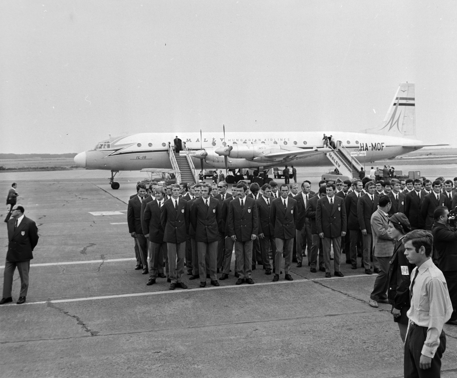 Hungary, Ferihegy (now - Ferenc Liszt) International Airport, Budapest XVIII., a magyar küldöttség első csoportjának indulása Münchenbe, a XX. nyári olimpiai játékokra, 1972. augusztus 19-én., 1972, Bojár Sándor, airplane, Olympics, airport, Hungarian Airlines, sportsperson, Budapest, aircraft steps, Fortepan #194720