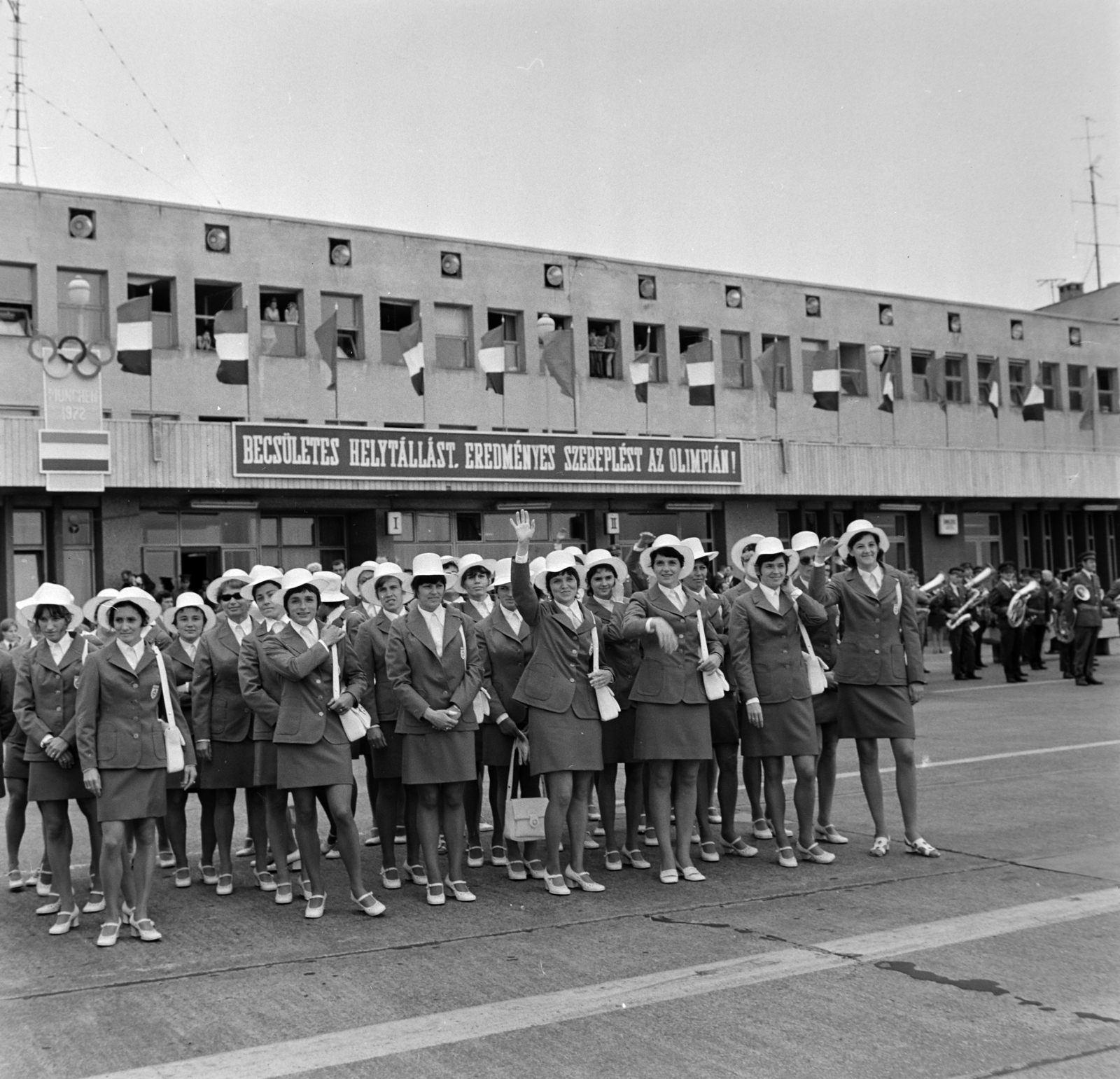 Hungary, Ferihegy (now - Ferenc Liszt) International Airport, Budapest XVIII., a magyar küldöttség első csoportjának indulása Münchenbe, a XX. nyári olimpiai játékokra, 1972. augusztus 19-én., 1972, Bojár Sándor, Olympics, airport, sportsperson, Budapest, Fortepan #194721