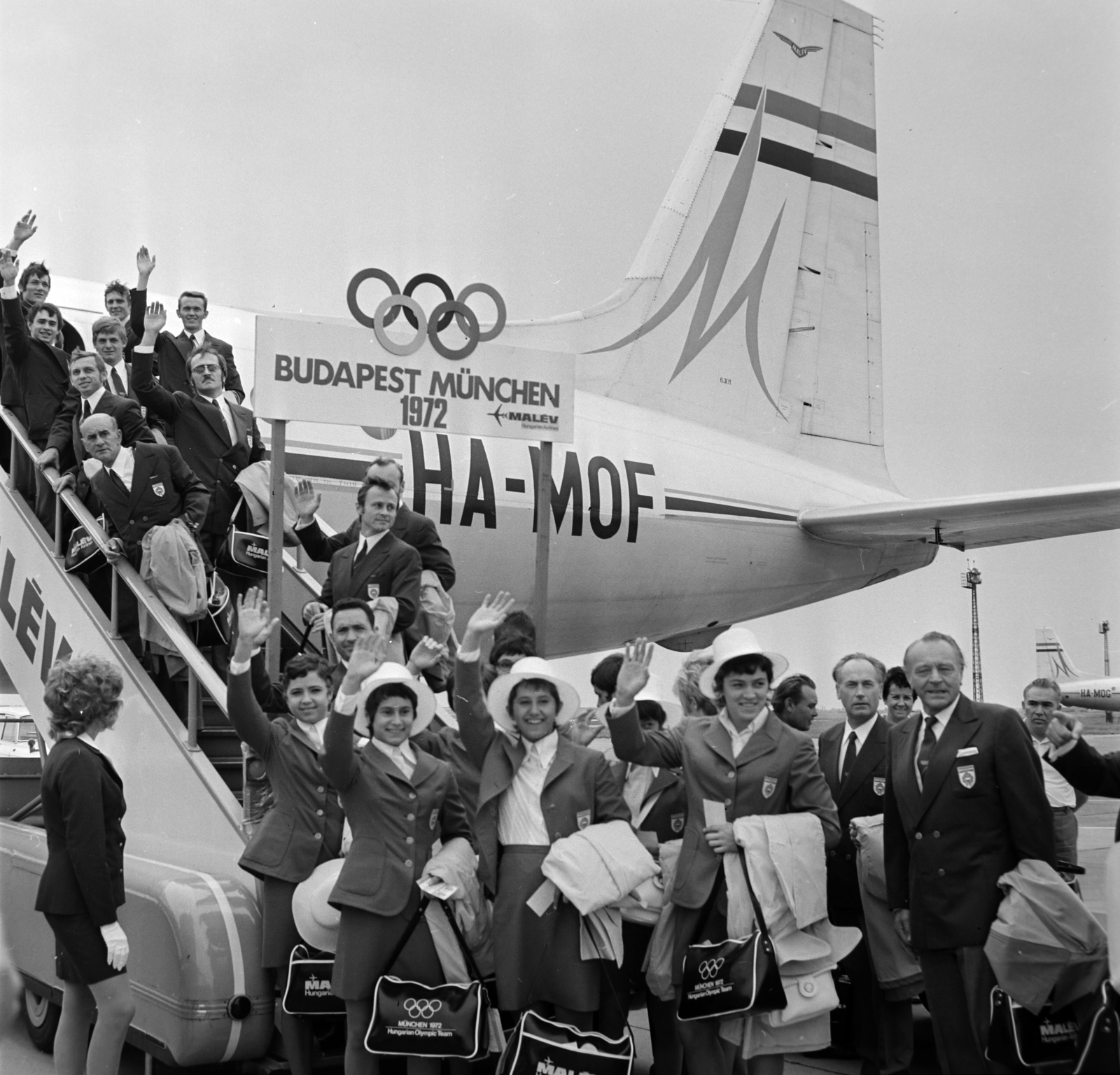 Hungary, Ferihegy (now - Ferenc Liszt) International Airport, Budapest XVIII., a magyar küldöttség első csoportjának indulása Münchenbe, a XX. nyári olimpiai játékokra, 1972. augusztus 19-én., 1972, Bojár Sándor, airplane, Olympics, airport, Hungarian Airlines, sportsperson, Budapest, Fortepan #194726