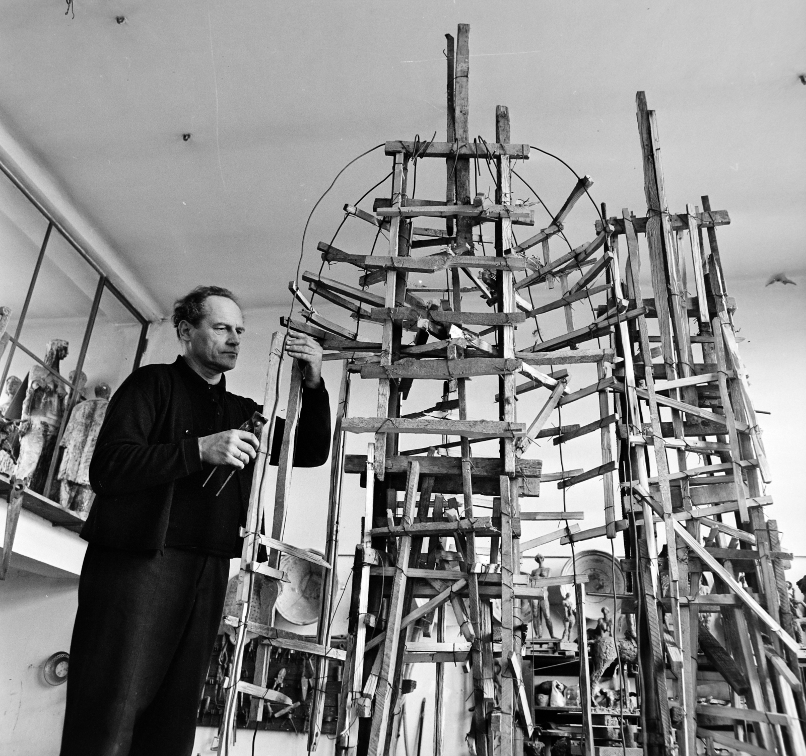 Hungary, Budapest VI., Somogyi József szobrászművész epreskerti műtermében a Dózsa György emlékmű gipszmintájának vázán dolgozik., 1972, Bojár Sándor, sculptor, Budapest, studio, Fortepan #194737