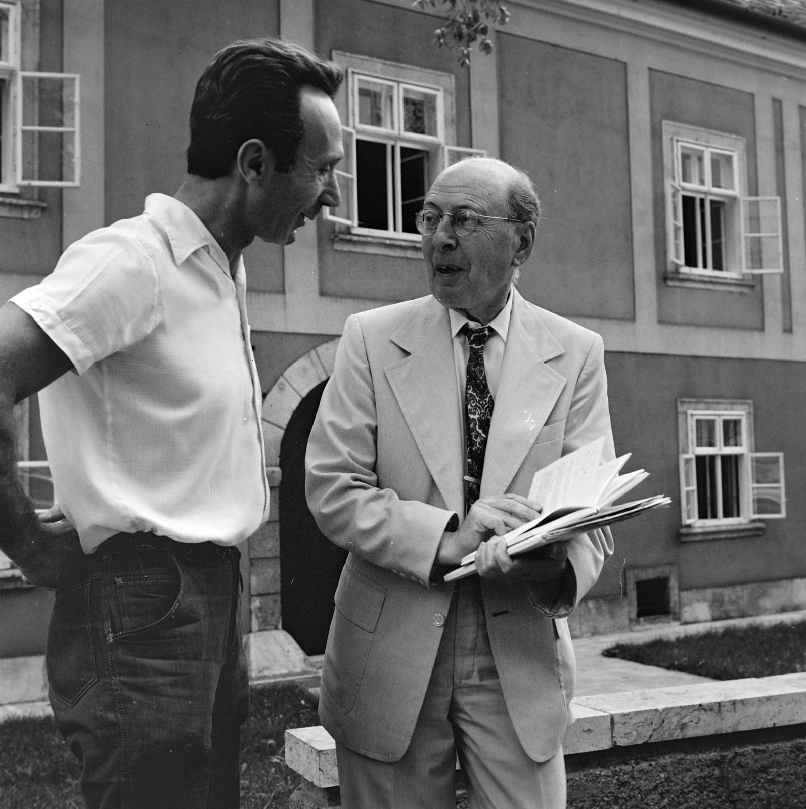 Magyarország, budai Vár, Budapest I., Országház utca 21., az MTA Vendégház előtt Szűcs Ervin professzor és Wigner Jenő fizikus., 1976, Bojár Sándor, Budapest, Fortepan #194740