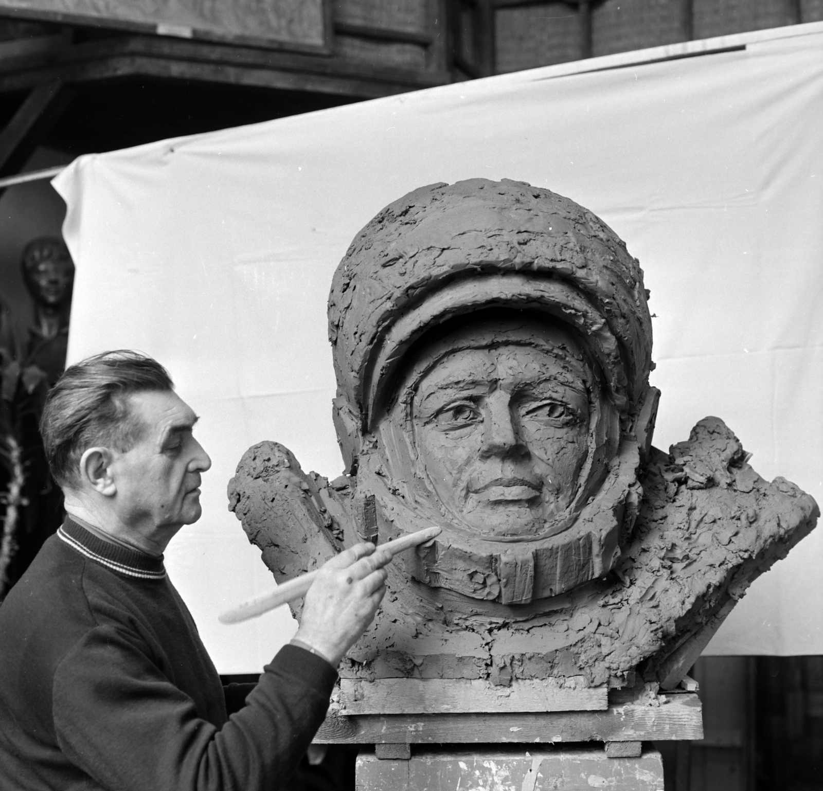 Hungary, Budapest VIII., Százados úti Művésztelep. Pándi Kiss János szobrászművész a műtermében Gagarin szobrának agyagmintáján dolgozik., 1973, Bojár Sándor, Budapest, studio, Fortepan #194754