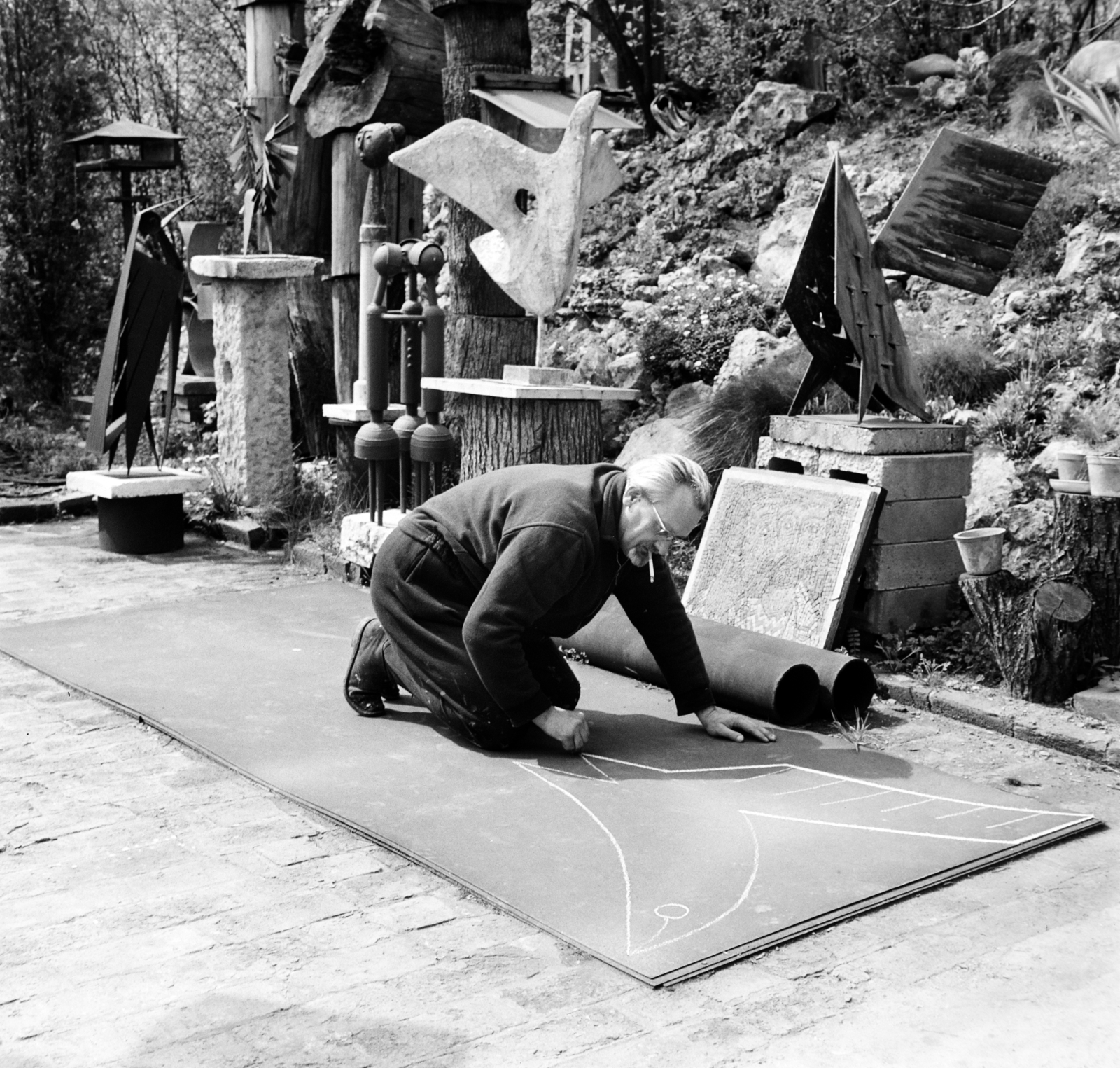 Magyarország, Budapest XII., Fodor utca 57., Percz János ötvösművész a házának udvarán., 1976, Bojár Sándor, Budapest, rajz, térdepel, Fortepan #194760