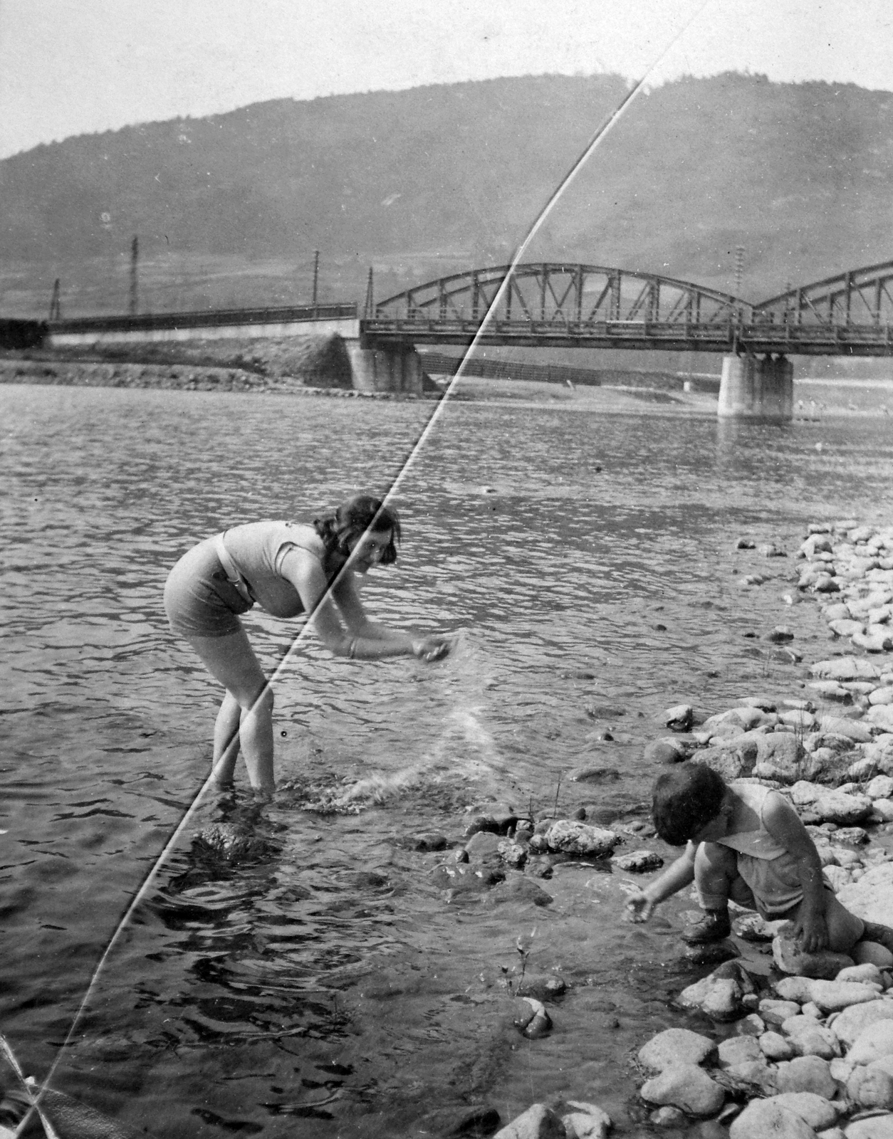 Slovakia, Šášovské Podhradie,Žiar nad Hronom, a Garam híd Saskőváralján, Garamszentkereszt közelében., 1926, Fortepan, Czechoslovakia, river, bathing, railway bridge, Fortepan #19477