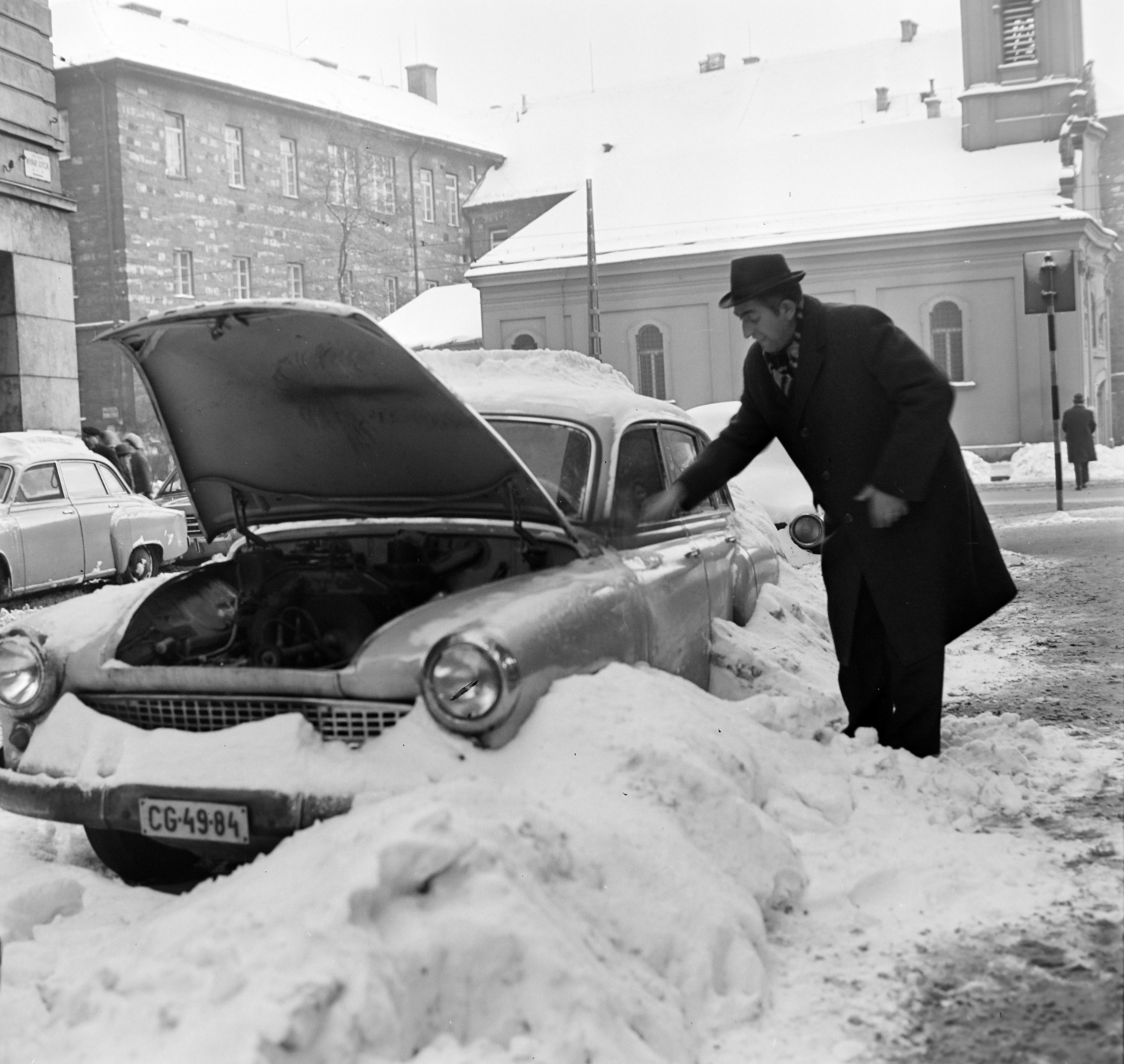 Magyarország, Budapest VII.,Budapest VIII., Nyár utca a Rákóczi út felé nézve, háttérben a Szent Rókus-kápolna és a Rókus kórház., 1970, Bojár Sándor, rendszám, Budapest, Fortepan #194771