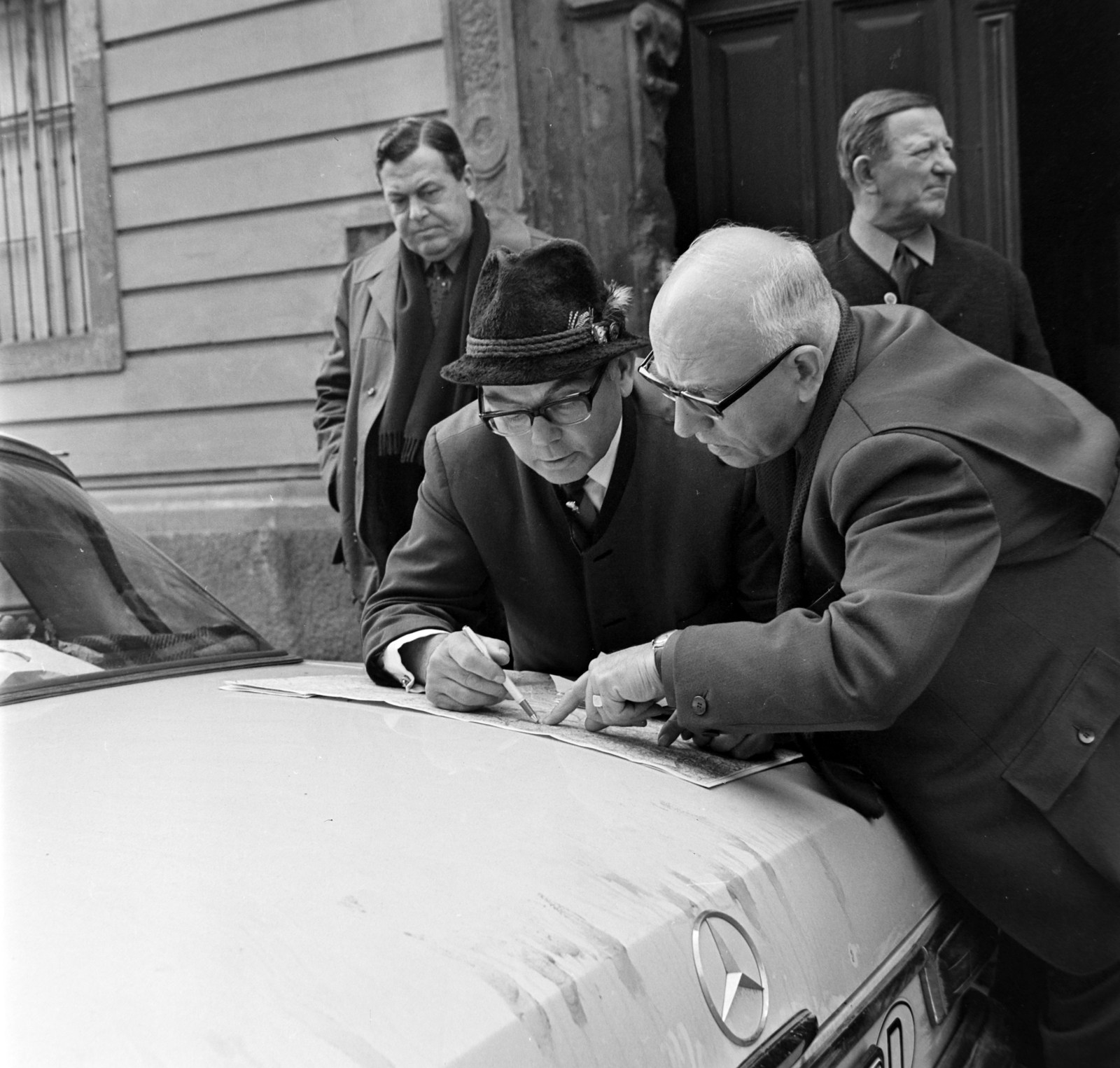 Hungary, Budapest I., Úri utca, háttérben a 48. számú ház kapuja., 1975, Bojár Sándor, Budapest, Fortepan #194773