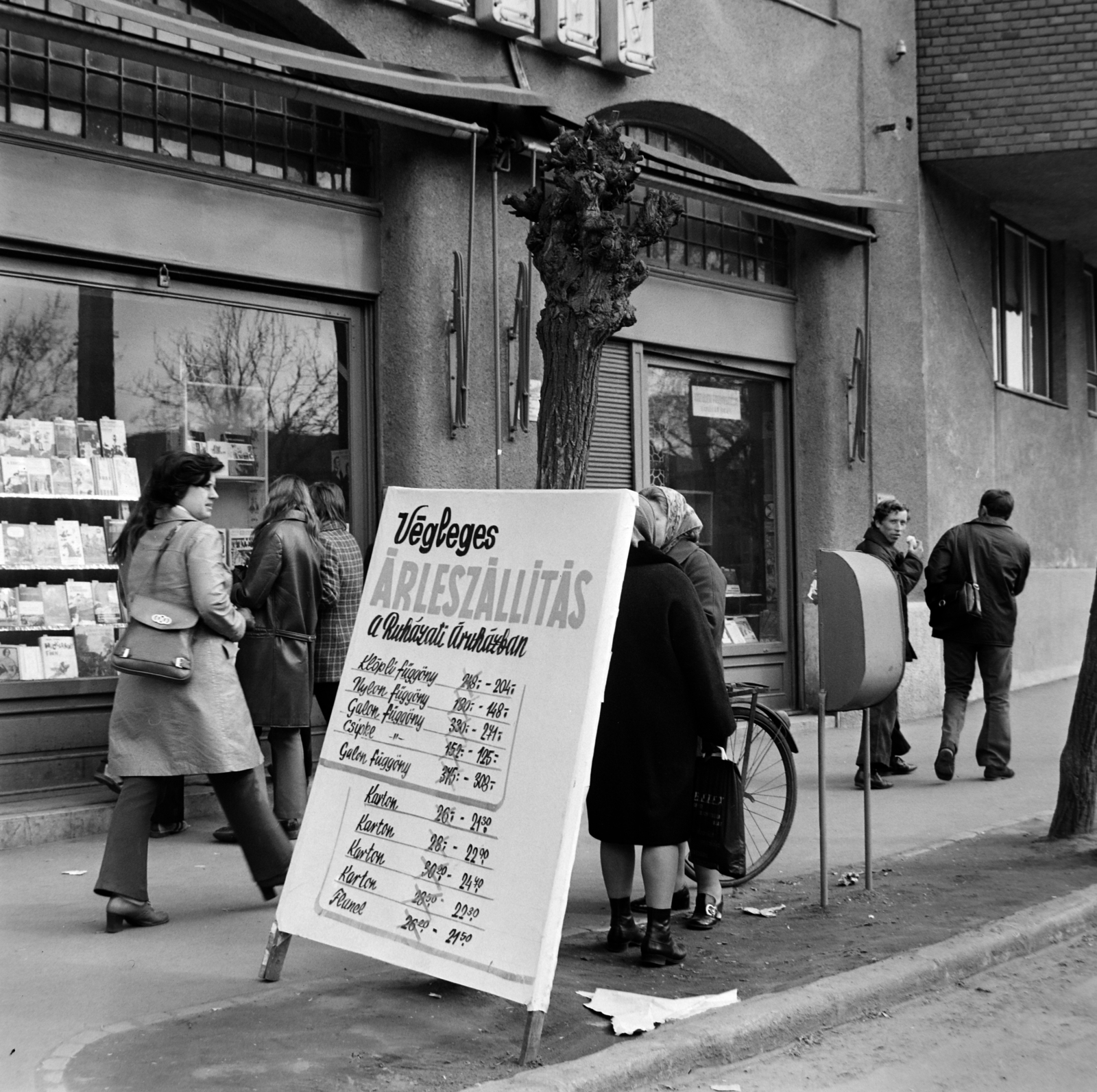 Hungary, Nyírbátor, Szabadság tér 22. és 23. számú ház., 1973, Bojár Sándor, bicycle, photo aspect ratio: square, greengrocer, Fortepan #194789