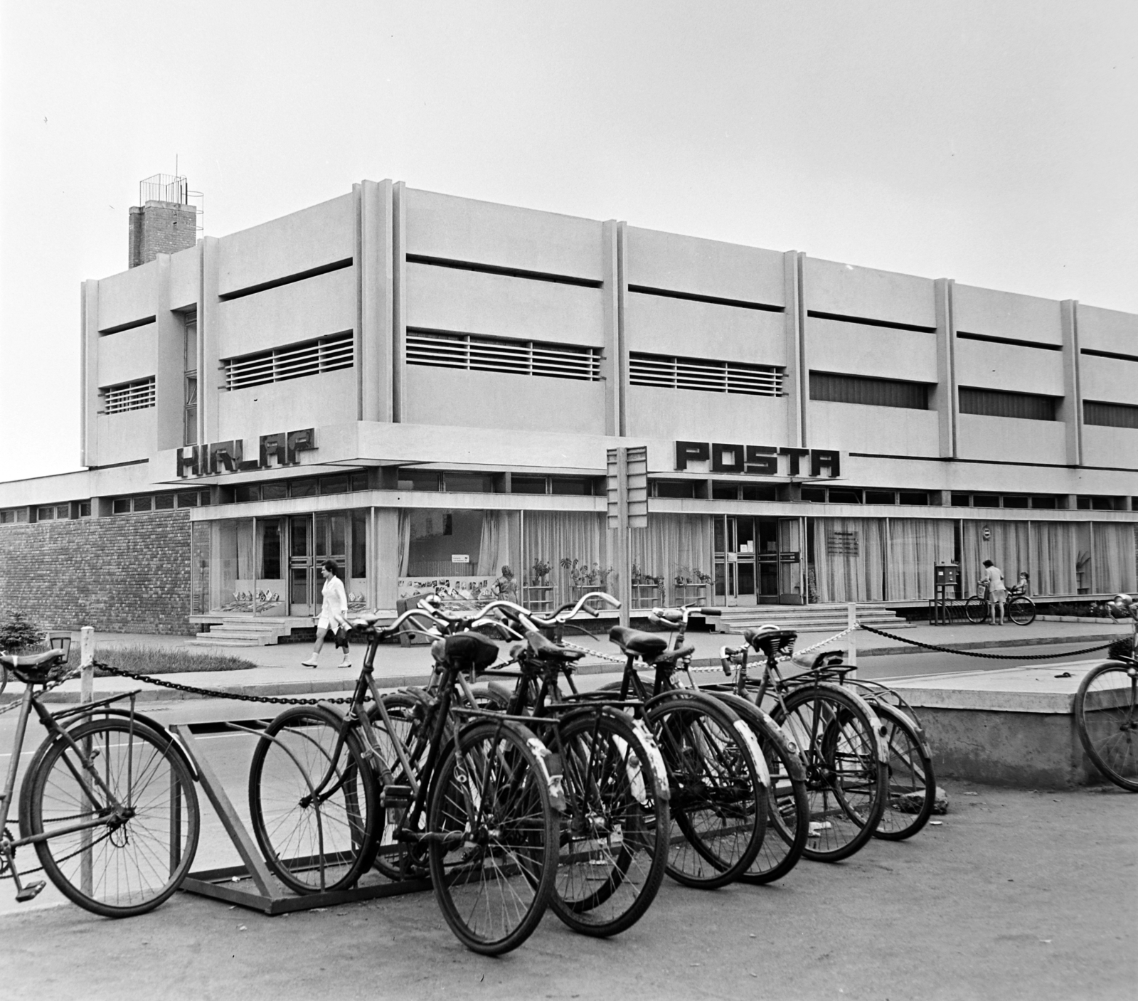Hungary, Mezőkövesd, Mátyás király út (Tanácsköztársaság utca), szemben a Mártírok útja sarkán a Posta épülete., 1973, Bojár Sándor, bicycle holder, modern architecture, Fortepan #194792