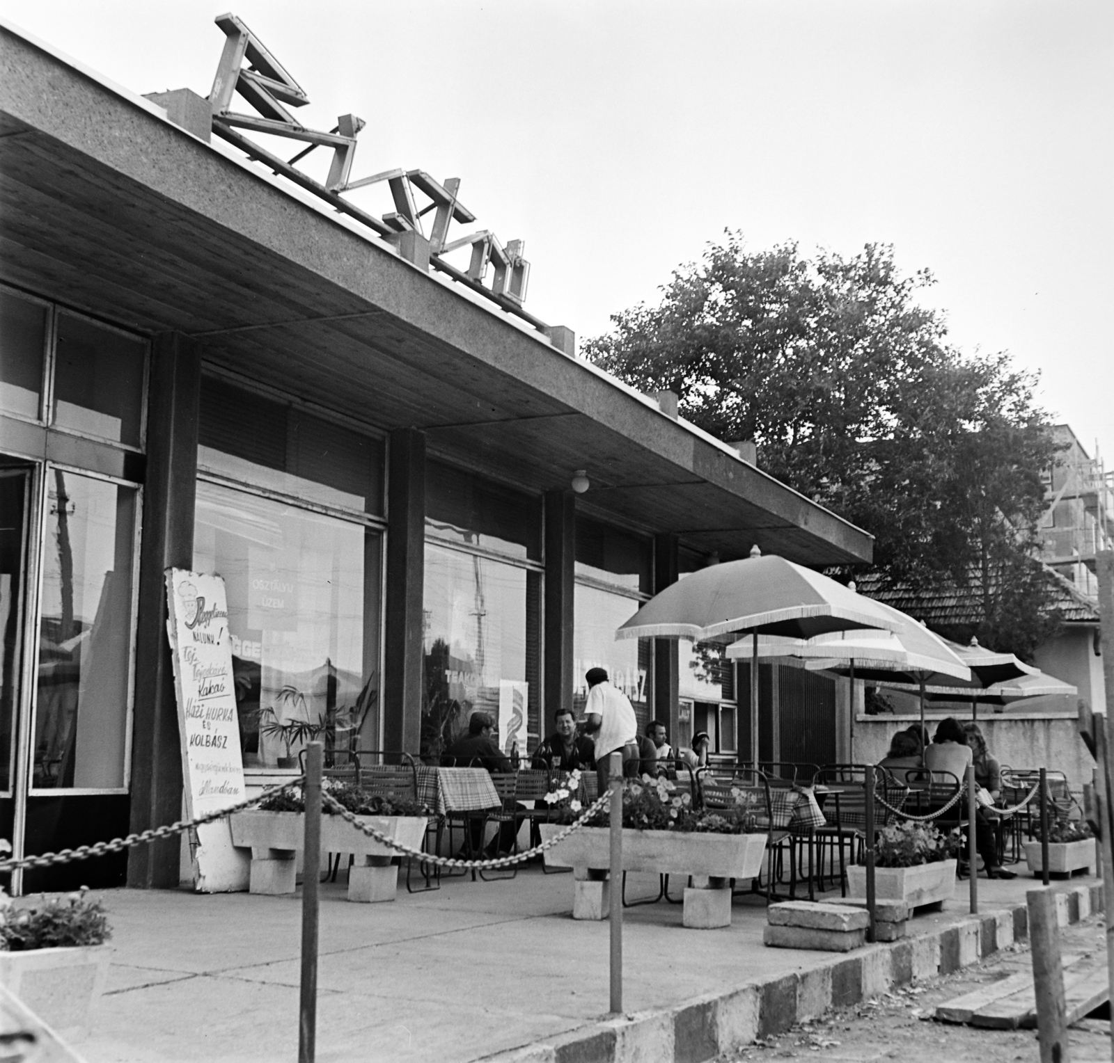 Hungary, Mezőkövesd, Rákóczi utca, bisztró a Mátyás király úti (Tanácsköztársaság utca) áruház épületében., 1973, Bojár Sándor, Fortepan #194793