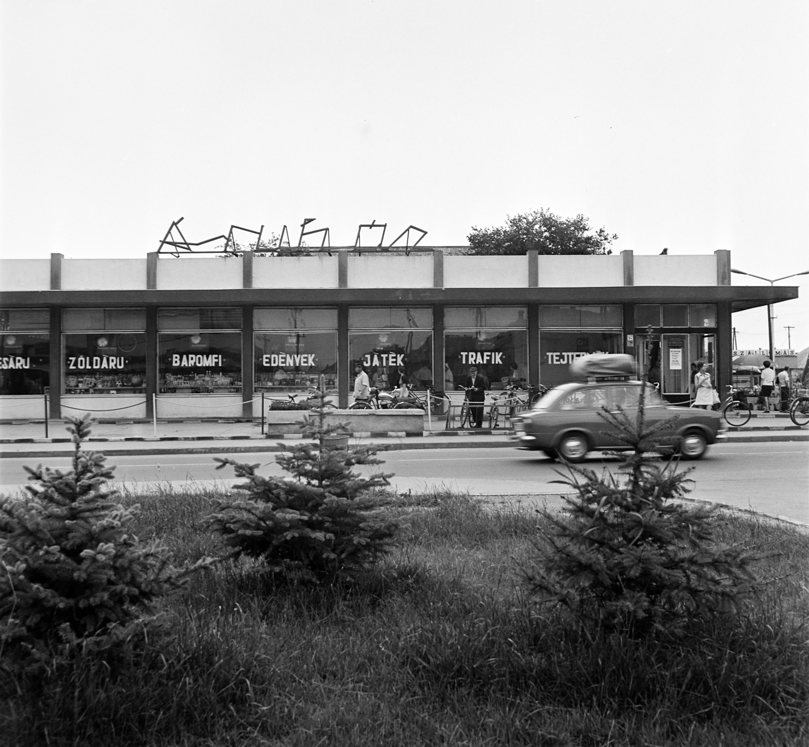 Hungary, Mezőkövesd, Mátyás király út (Tanácsköztársaság utca), az Áruház mögött a Rákóczi utcai buszállomás., 1973, Bojár Sándor, Jawa-brand, Fortepan #194794