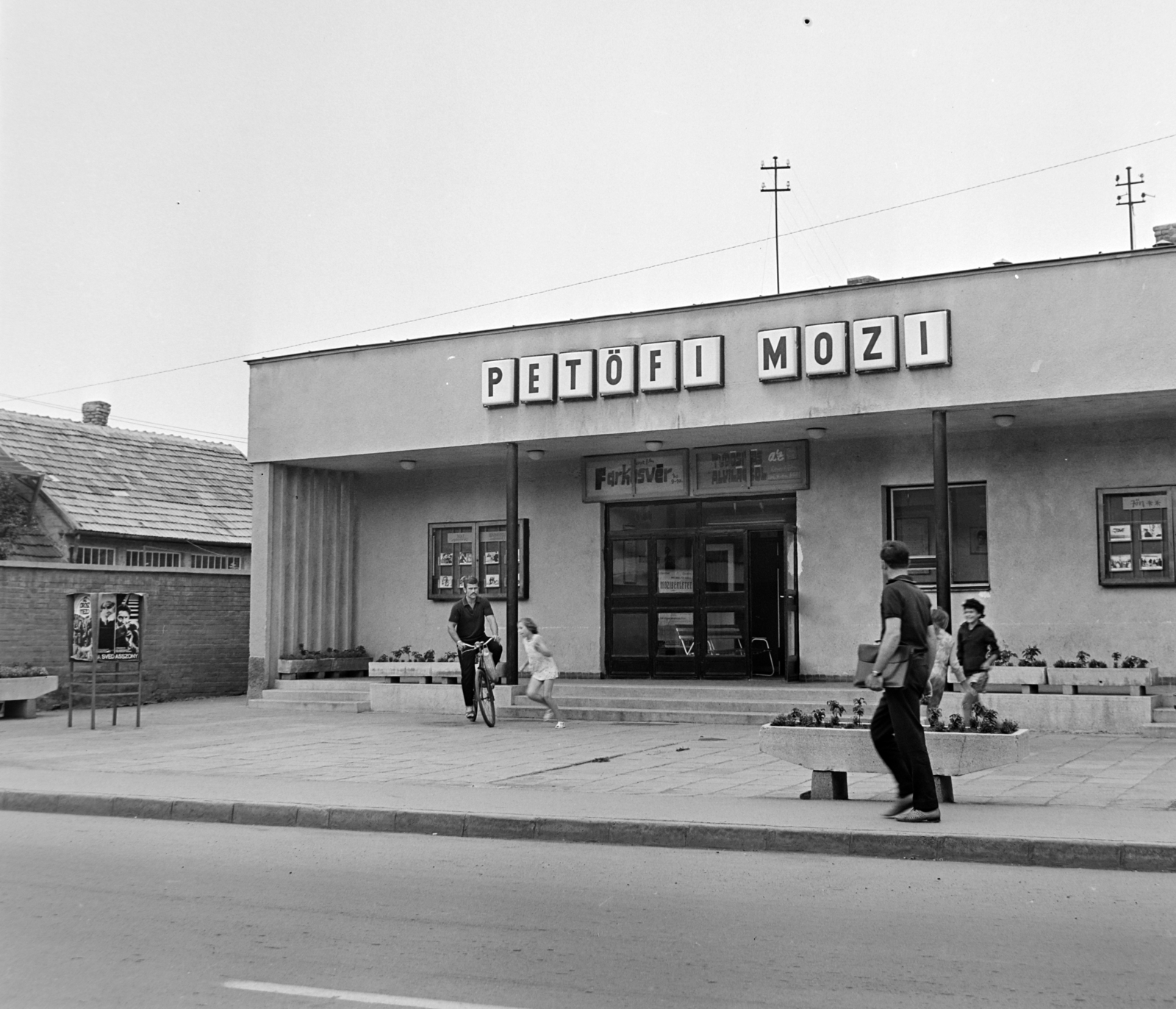 Hungary, Mezőkövesd, Mátyás király út (Tanácsköztársaság utca), Petőfi mozi., 1973, Bojár Sándor, Fortepan #194797