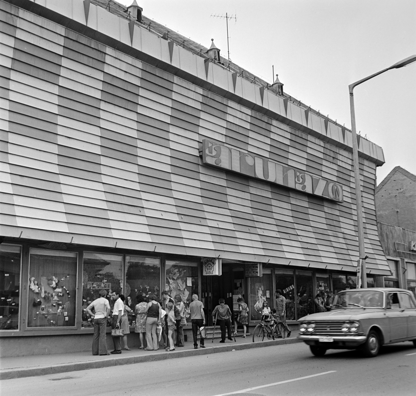 Hungary, Mezőkövesd, Mátyás király út (Tanácsköztársaság utca), Matyóföld Áruház., 1973, Bojár Sándor, Fortepan #194798