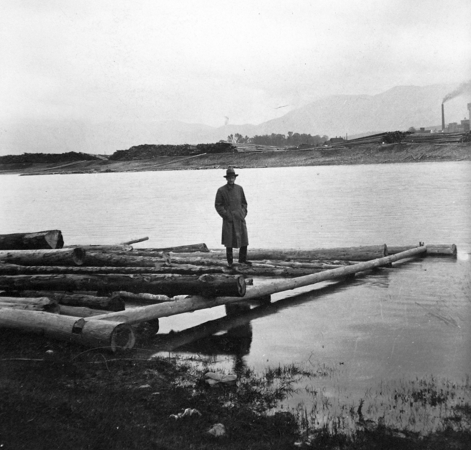 Slovakia, Žilina, a Vág folyó., 1926, Fortepan, river, water surface, chimney, mountain, raft, factory, man, shore, Fortepan #19480