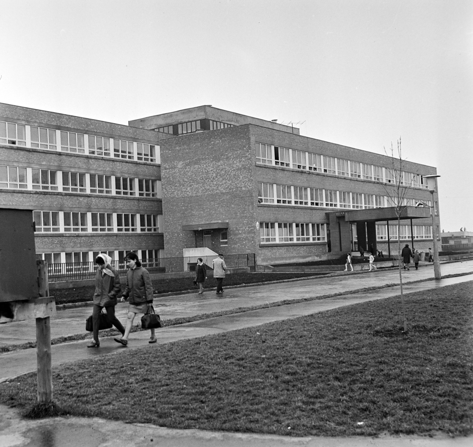 Hungary, Tiszaújváros, (Leninváros), Munkácsy Mihály utca, Kun Béla Gimnázium és Ipari Szakközépiskola (később Eötvös József Gimnázium, Szakképző Iskola és Kollégium)., 1970, Bojár Sándor, Fortepan #194801